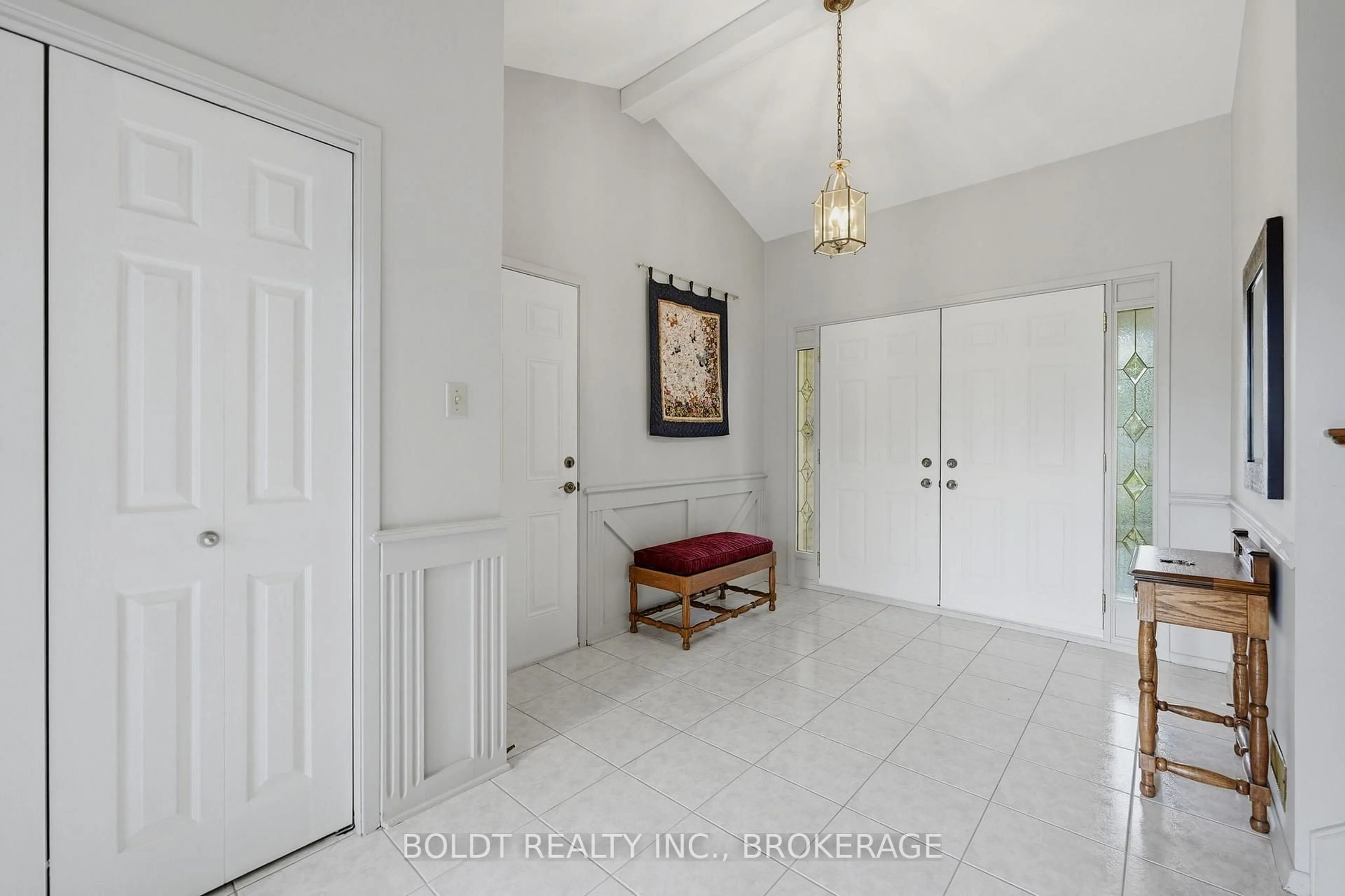 Indoor entryway for 18 Linhaven Crt, St. Catharines Ontario L2N 6V3