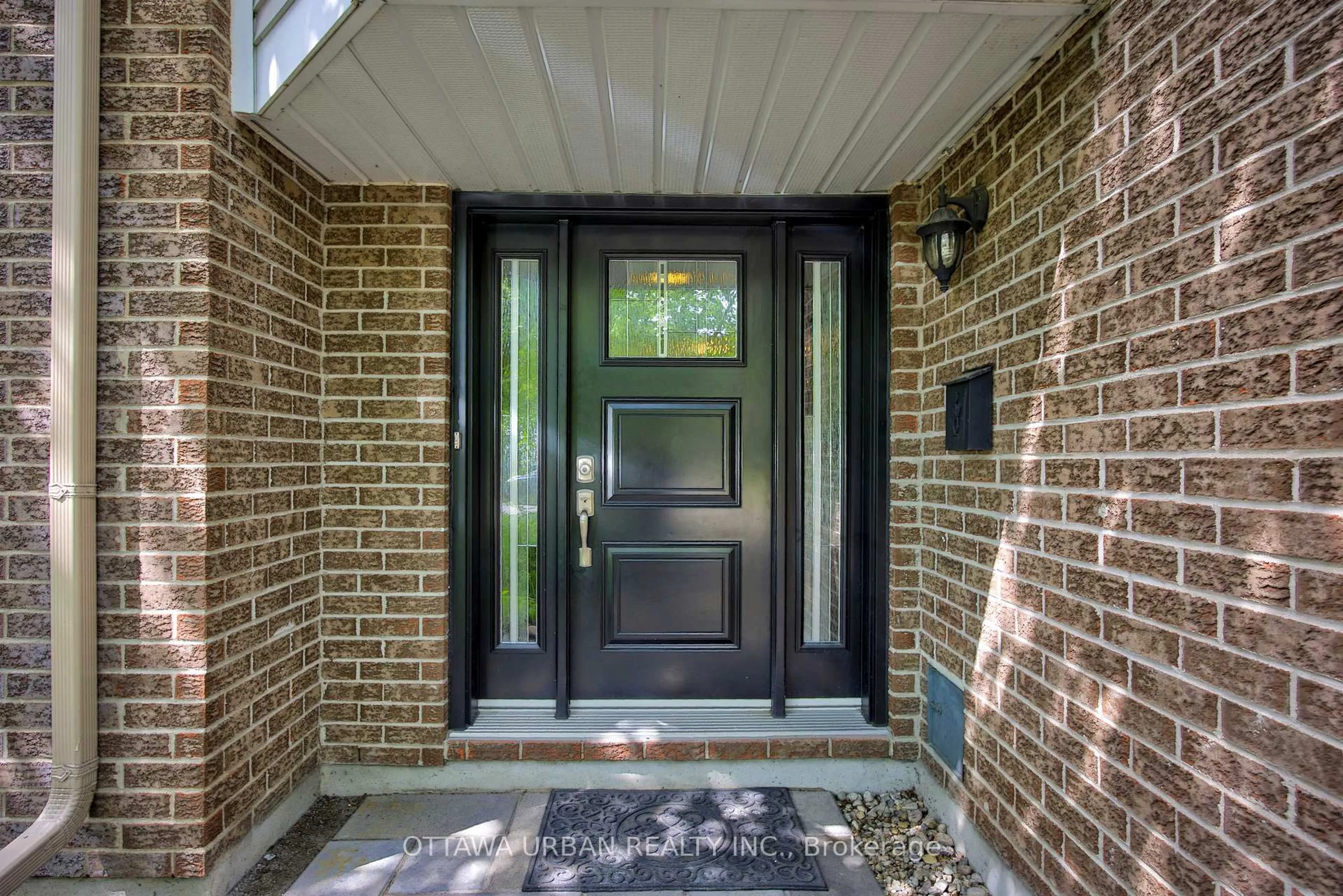 Indoor entryway for 31 Gladecrest Crt, Ottawa Ontario K2H 9K2