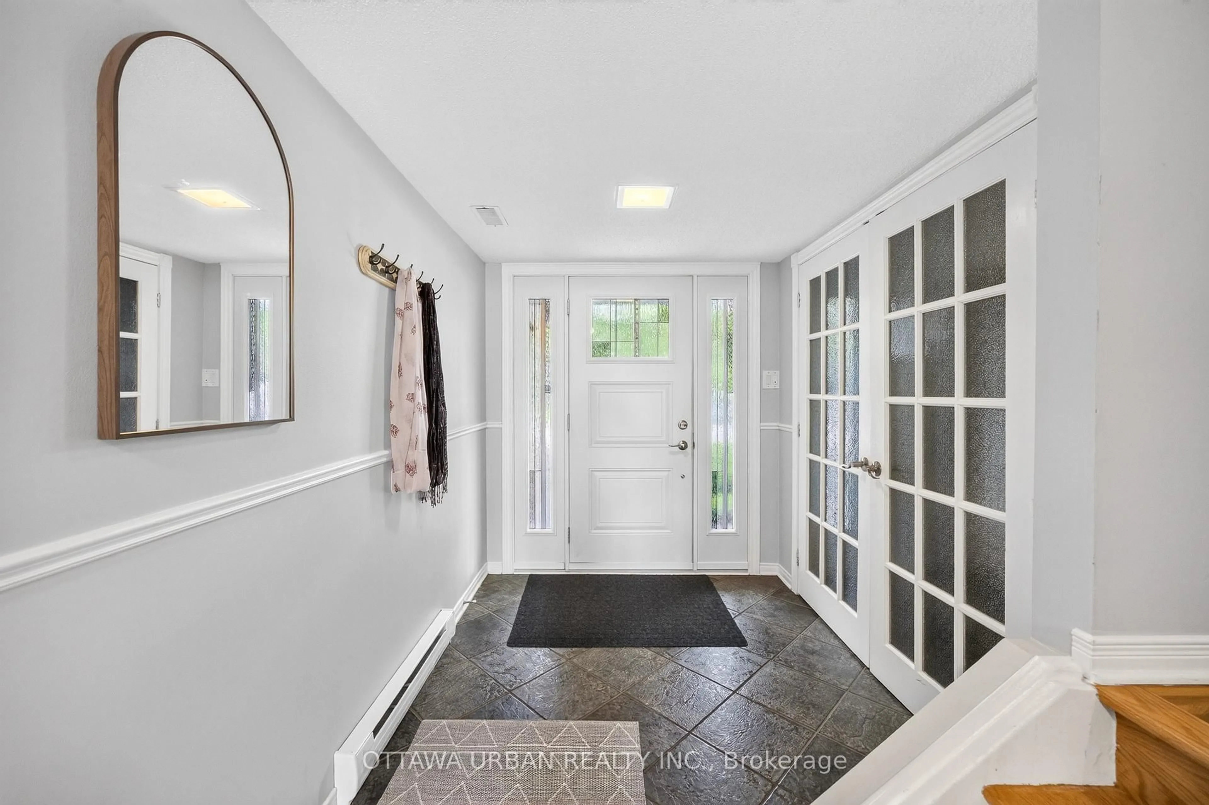Indoor entryway for 31 Gladecrest Crt, Ottawa Ontario K2H 9K2