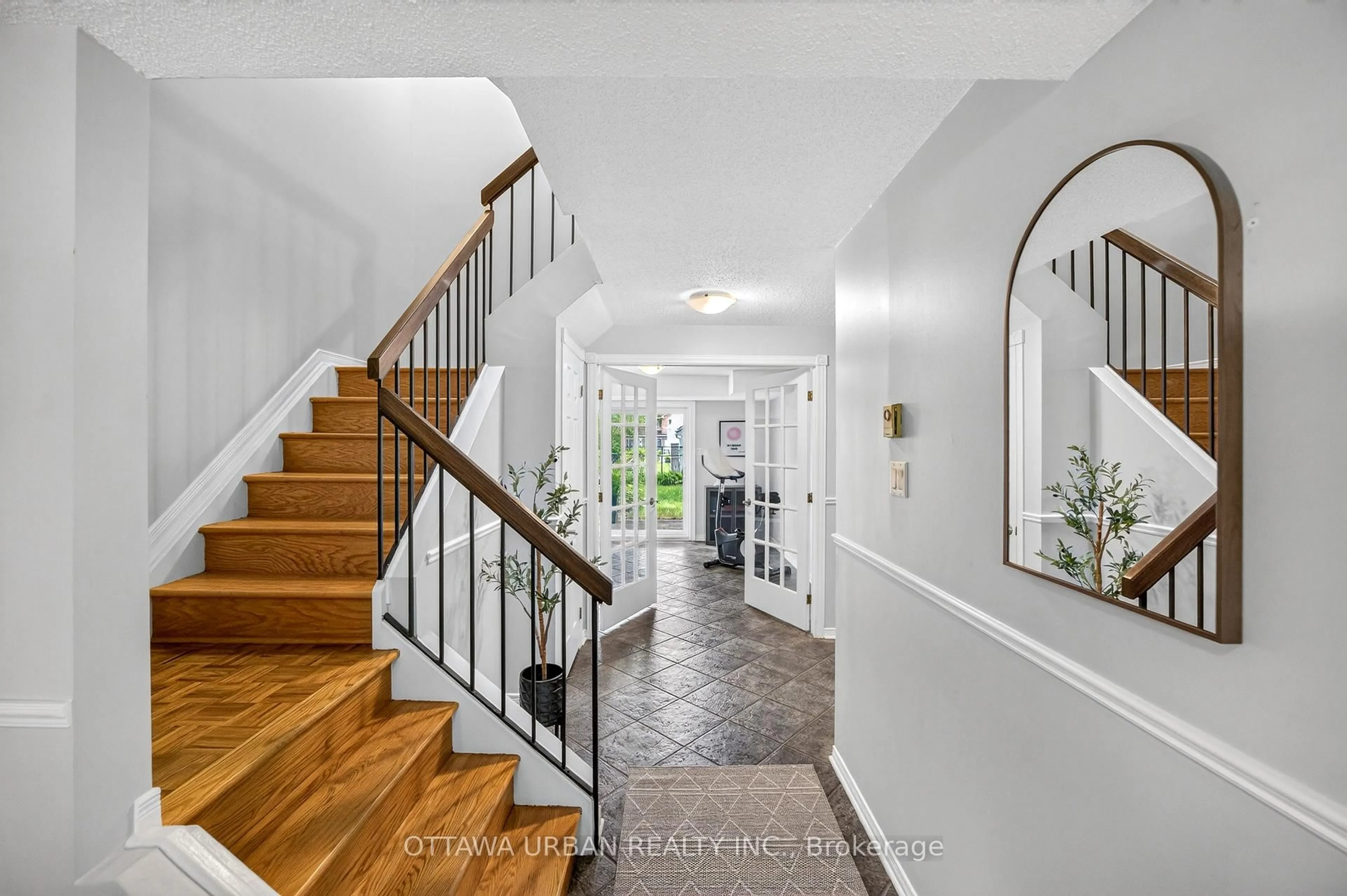 Indoor entryway for 31 Gladecrest Crt, Ottawa Ontario K2H 9K2