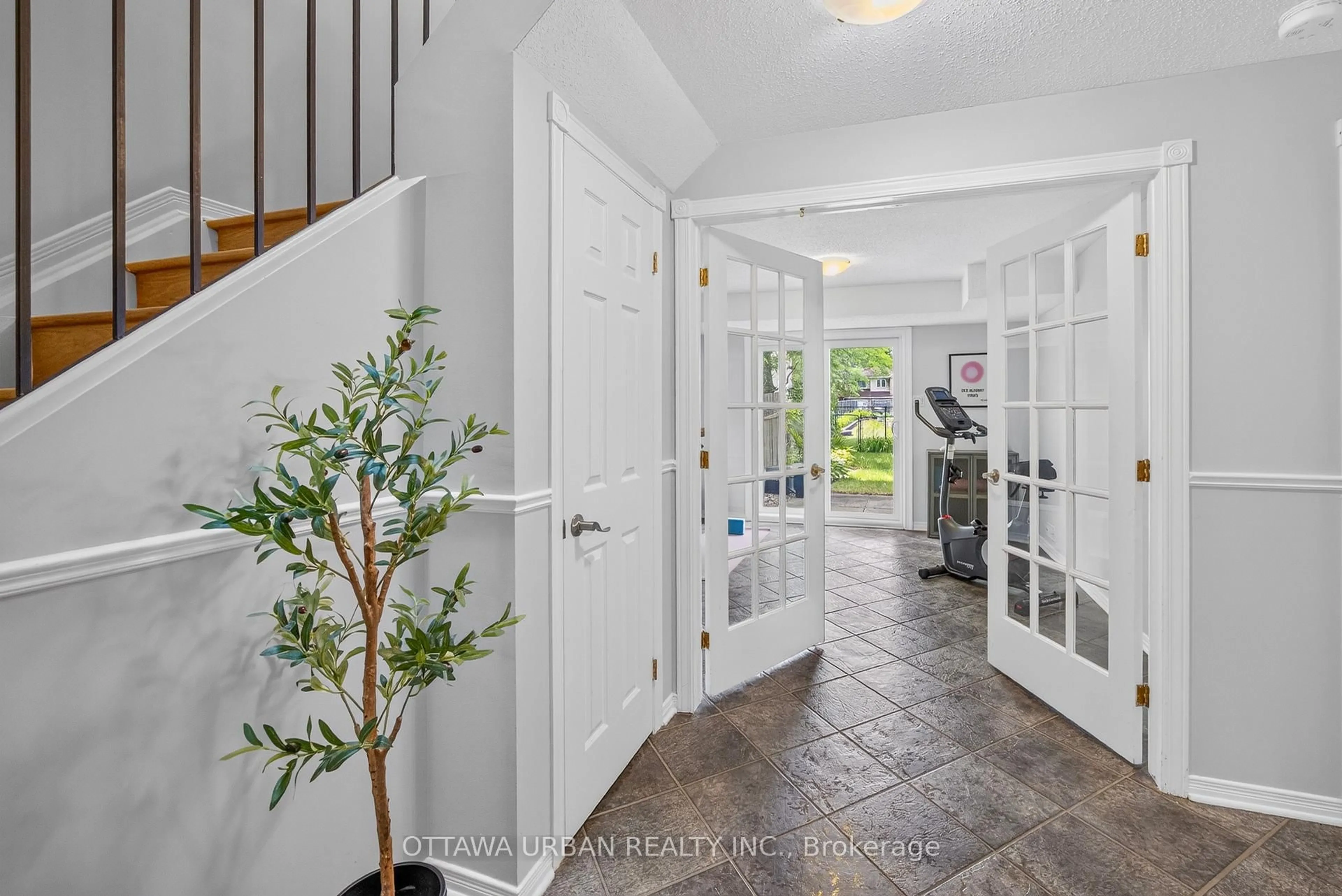 Indoor entryway for 31 Gladecrest Crt, Ottawa Ontario K2H 9K2