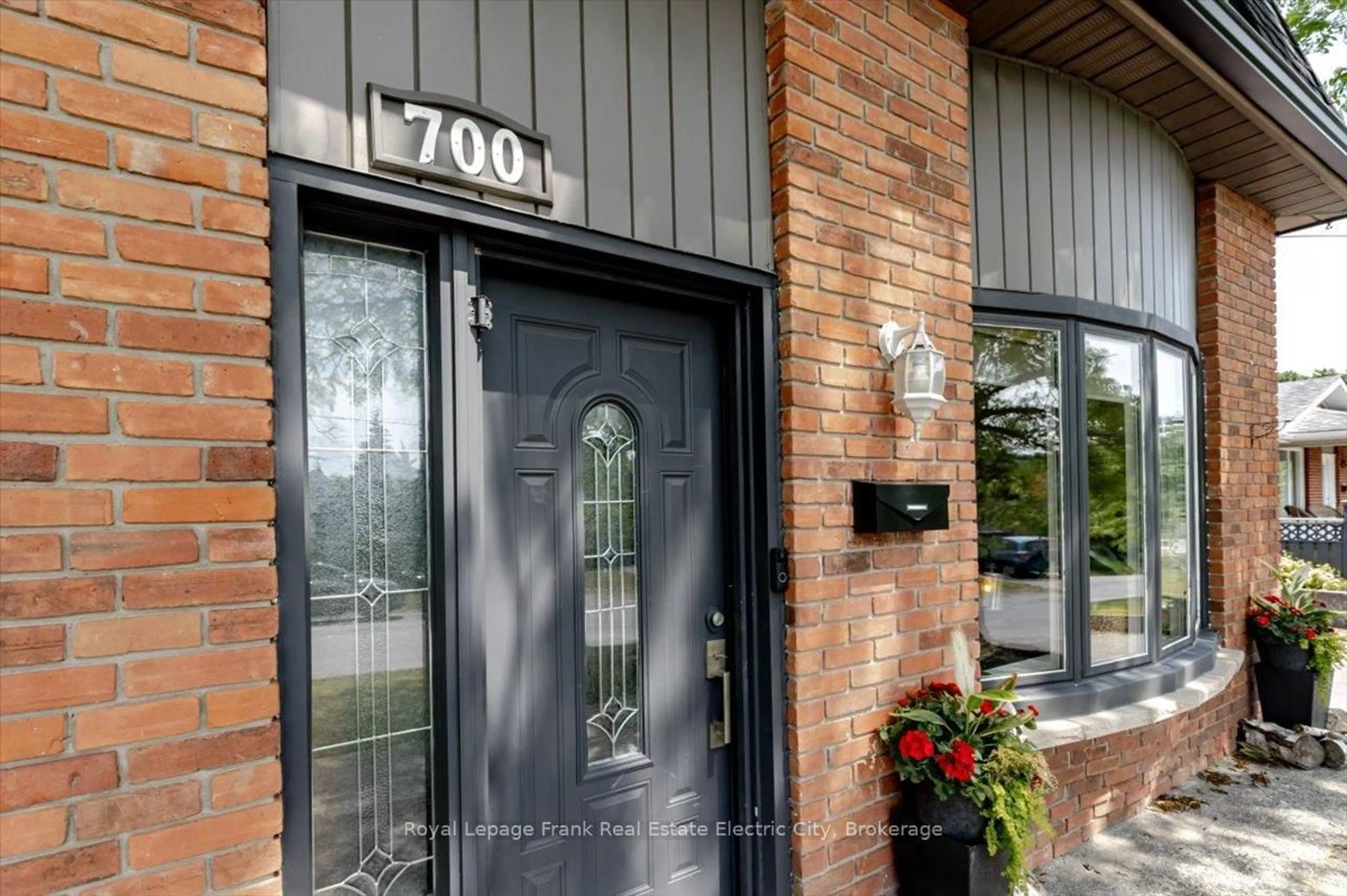 Indoor entryway for 700 Trent St, Peterborough Ontario K9H 2E4
