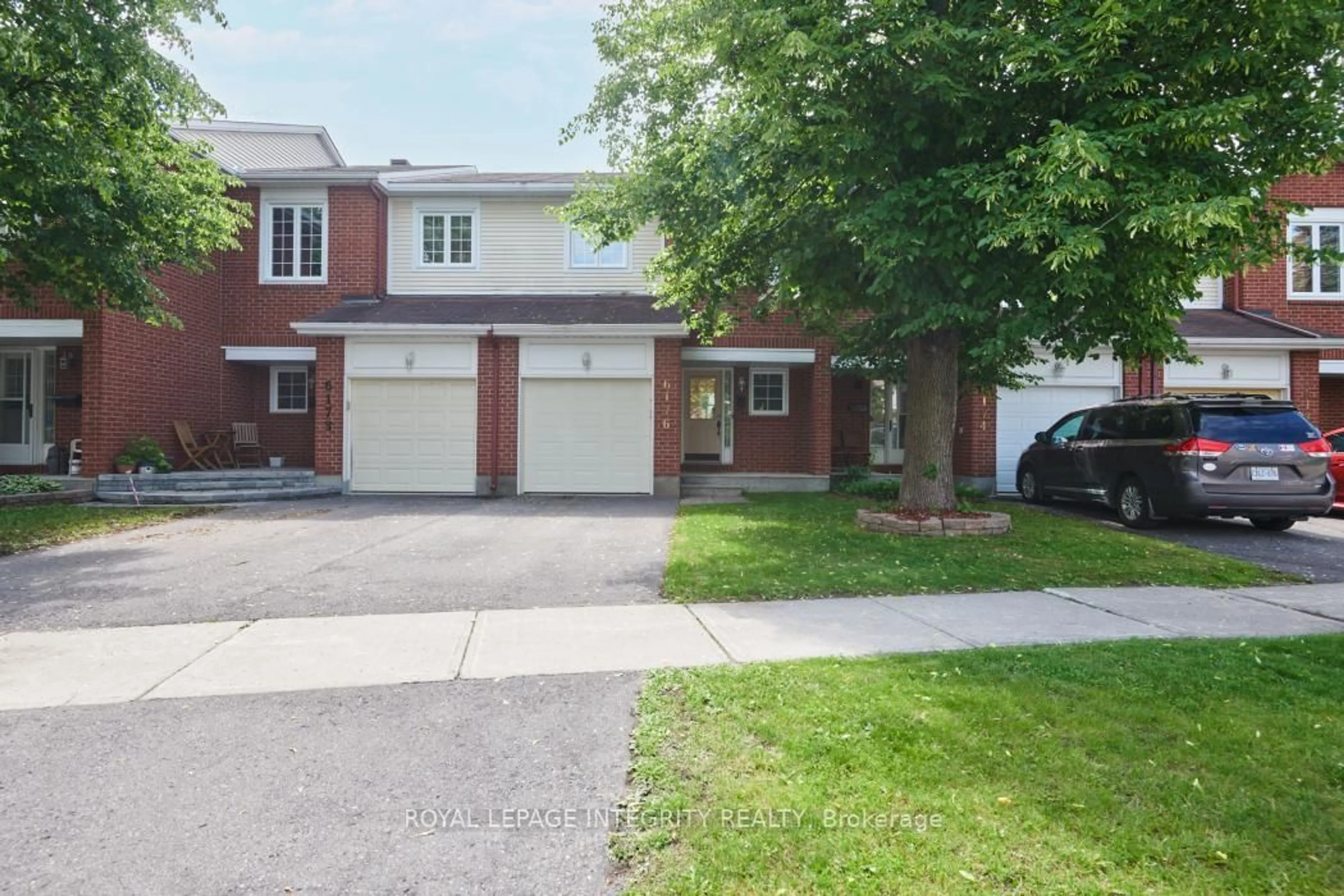 A pic from outside/outdoor area/front of a property/back of a property/a pic from drone, street for 6176 Oak Meadows Drive Dr, Ottawa Ontario K1C 7G8