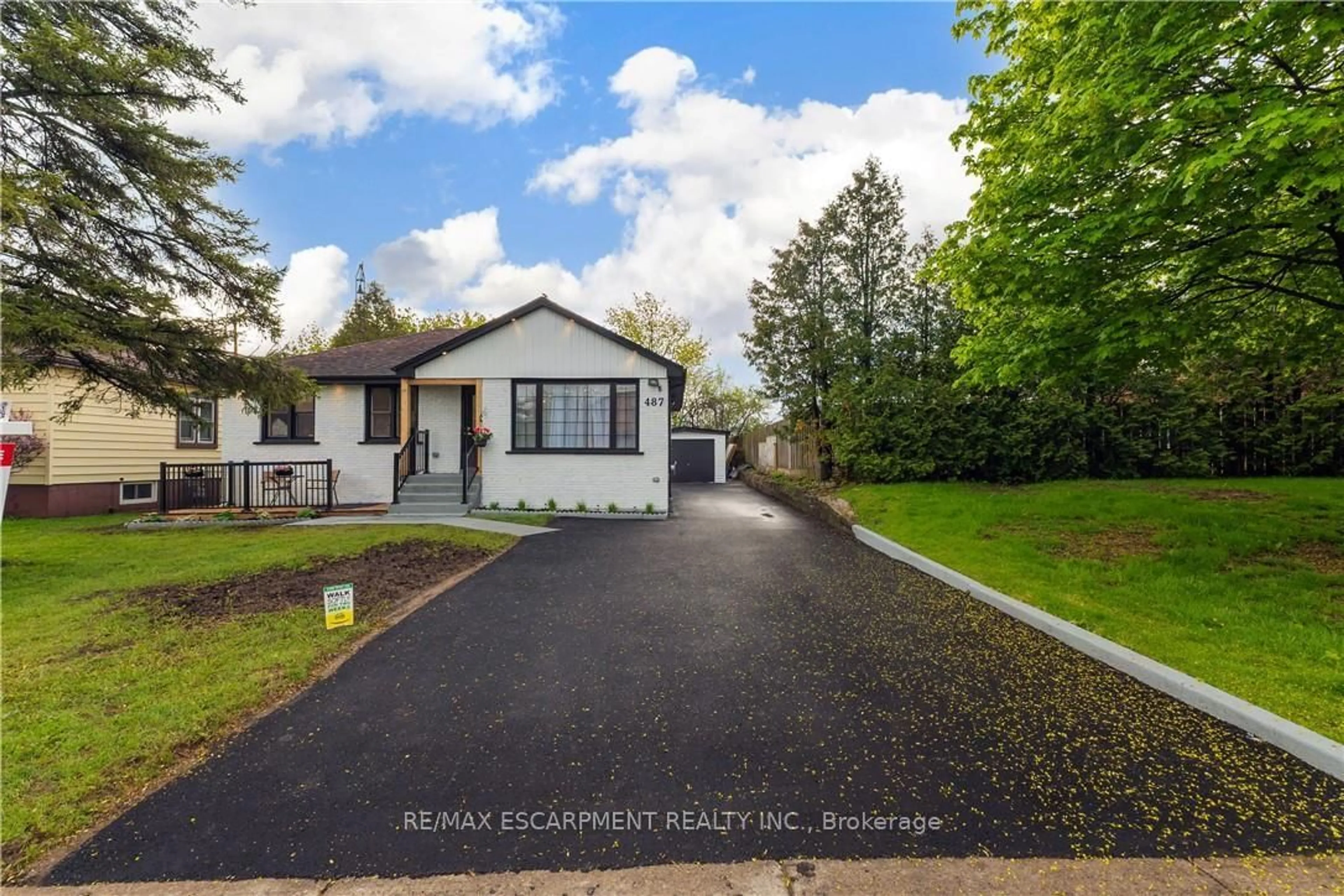 A pic from outside/outdoor area/front of a property/back of a property/a pic from drone, street for 487 East 37th St, Hamilton Ontario L8V 4C1