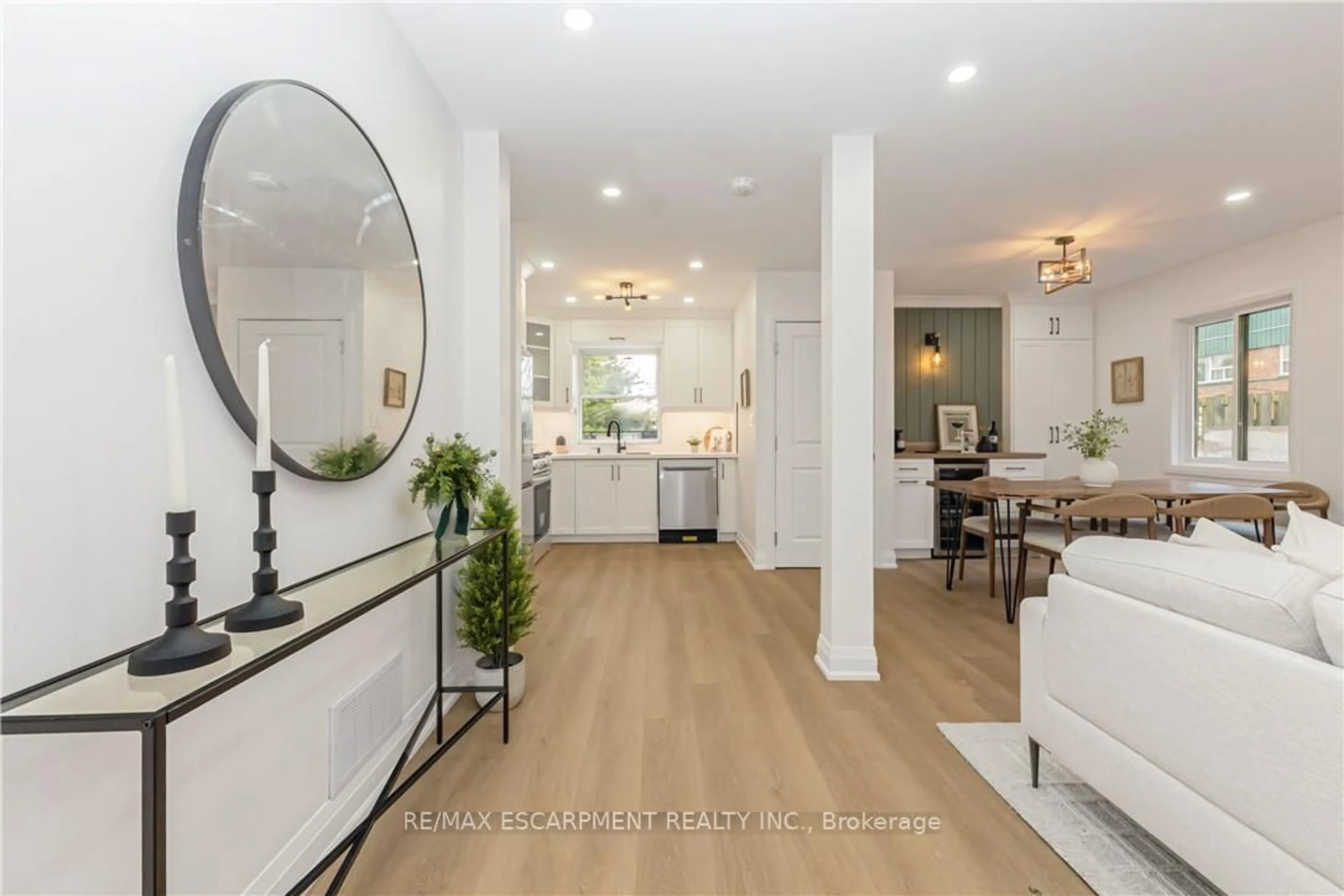 Indoor entryway for 487 East 37th St, Hamilton Ontario L8V 4C1
