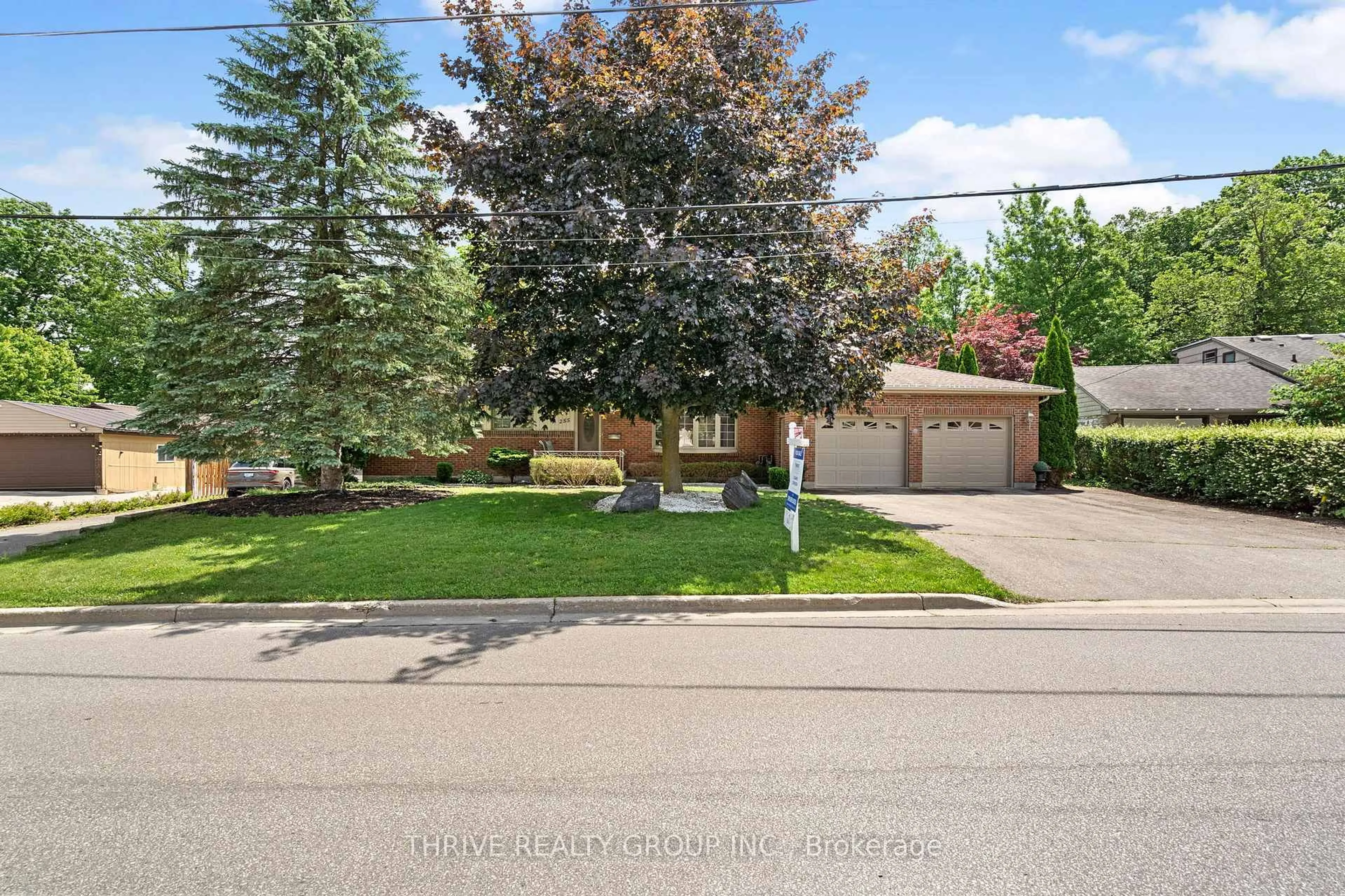 A pic from outside/outdoor area/front of a property/back of a property/a pic from drone, street for 255 Ridgewood Cres, London South Ontario N6J 3G7