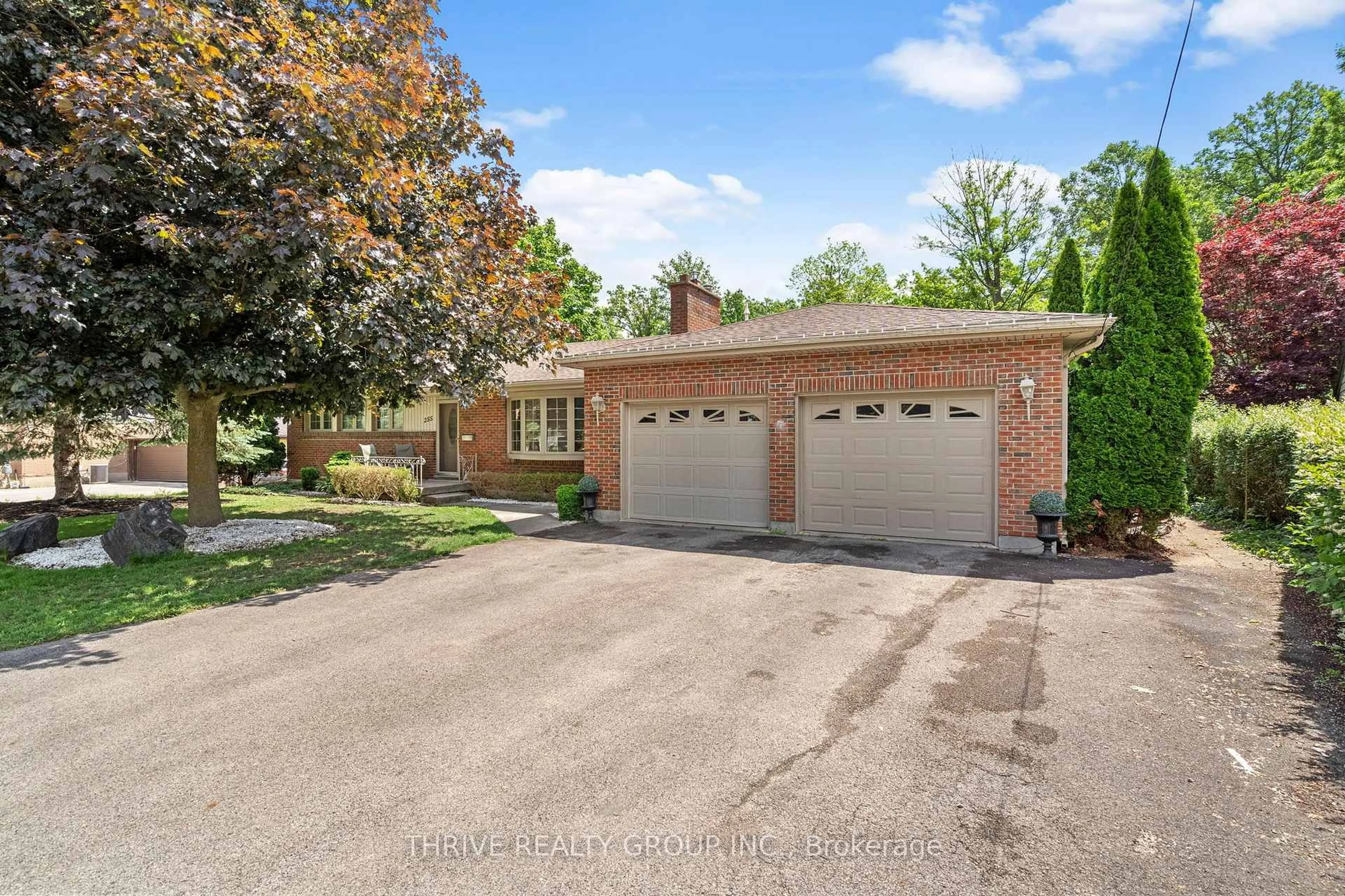A pic from outside/outdoor area/front of a property/back of a property/a pic from drone, street for 255 Ridgewood Cres, London South Ontario N6J 3G7