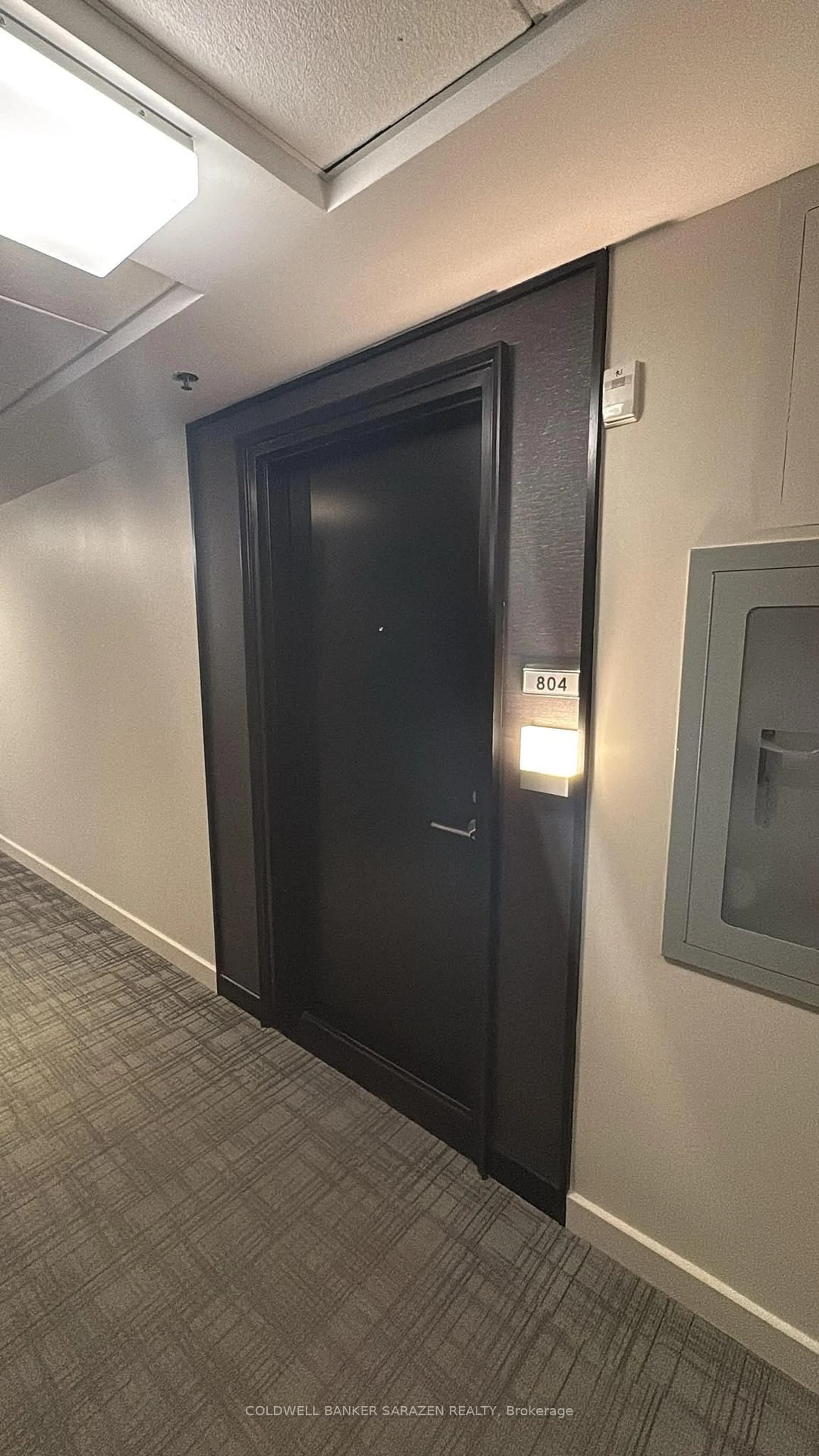 Indoor foyer for 98 Richmond Rd #804, Ottawa Ontario K1Z 0B2