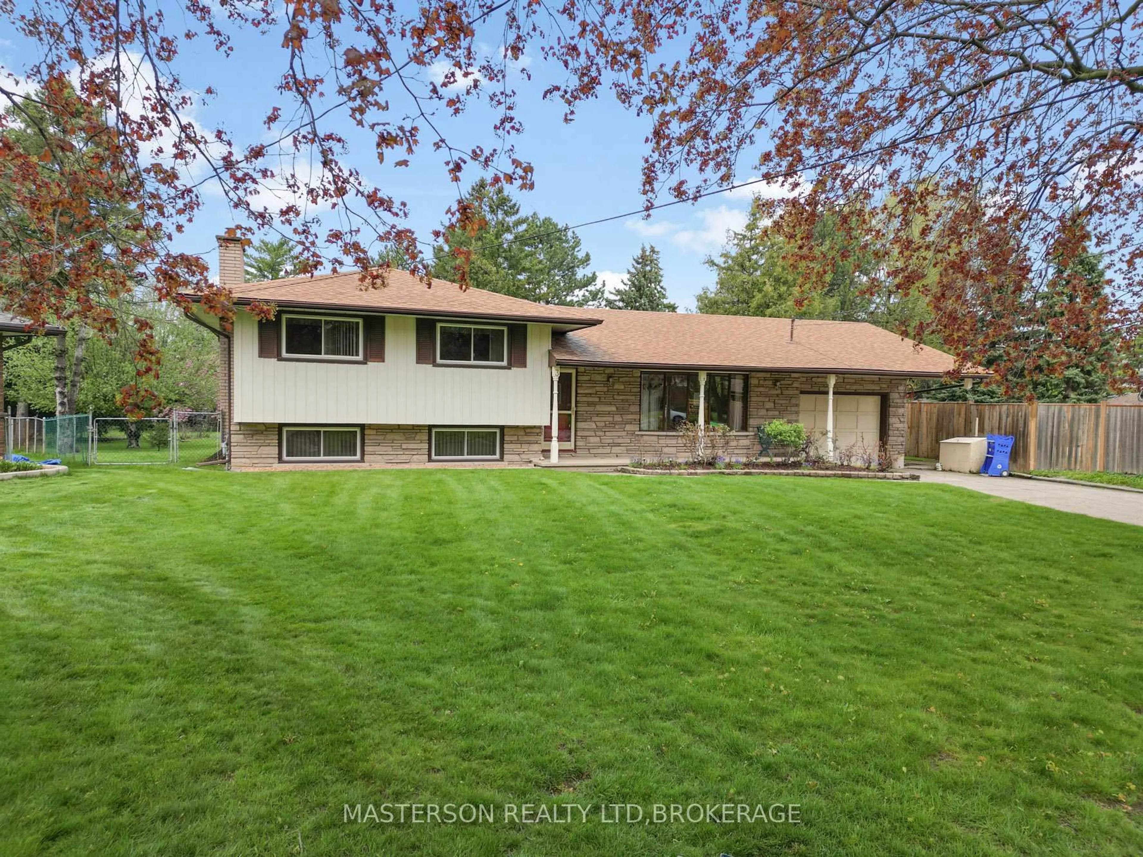 Home with vinyl exterior material, unknown for 3 Star Circ, St. Catharines Ontario L2M 2S5