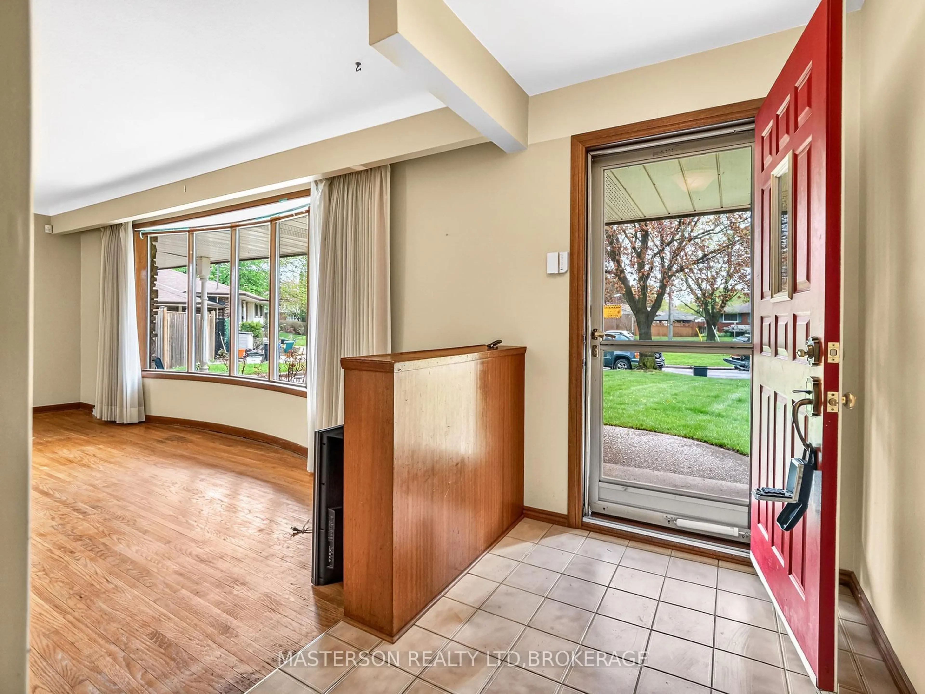 Indoor foyer for 3 Star Circ, St. Catharines Ontario L2M 2S5