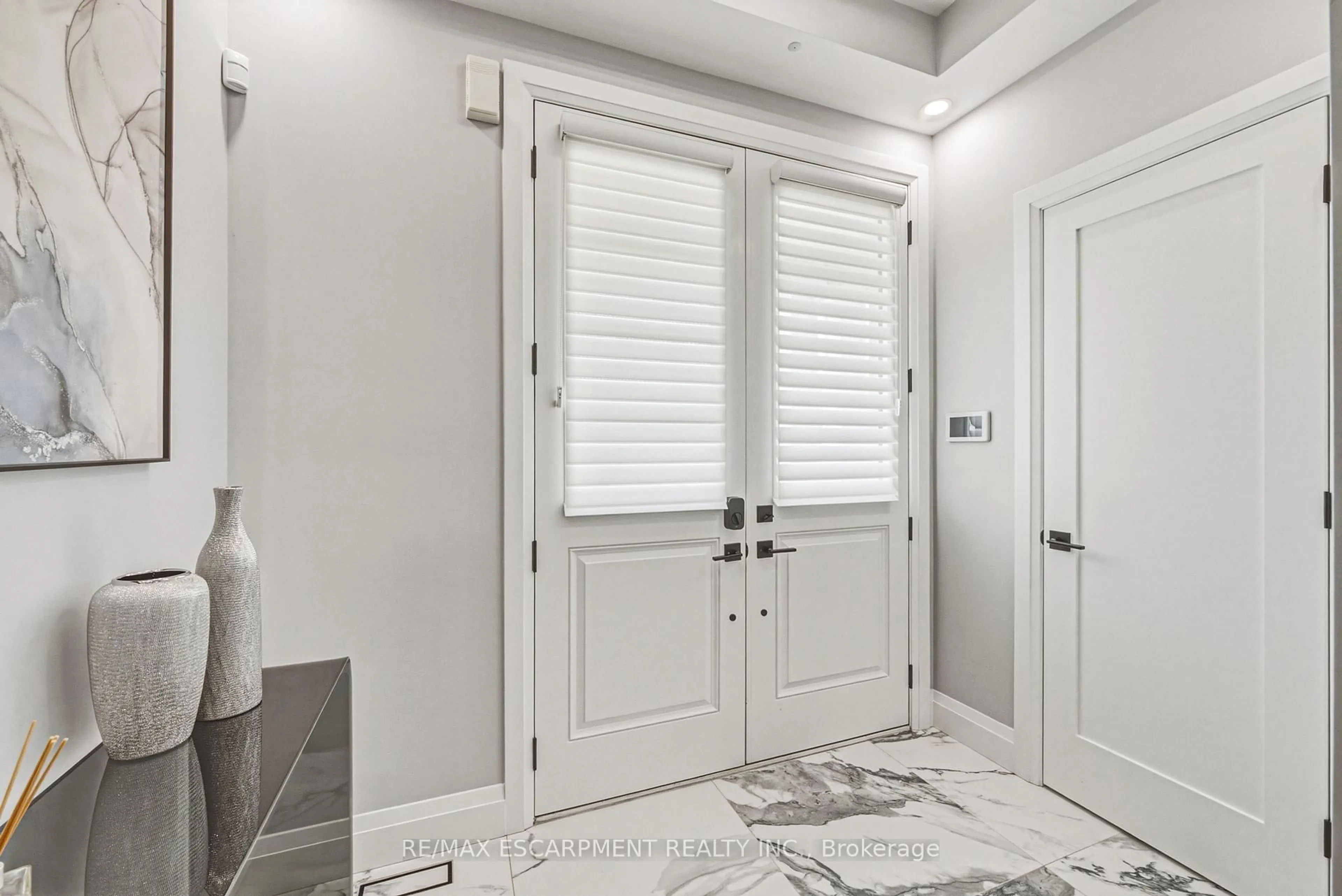 Indoor entryway for 55 Robarts Dr, Hamilton Ontario L9K 0H5