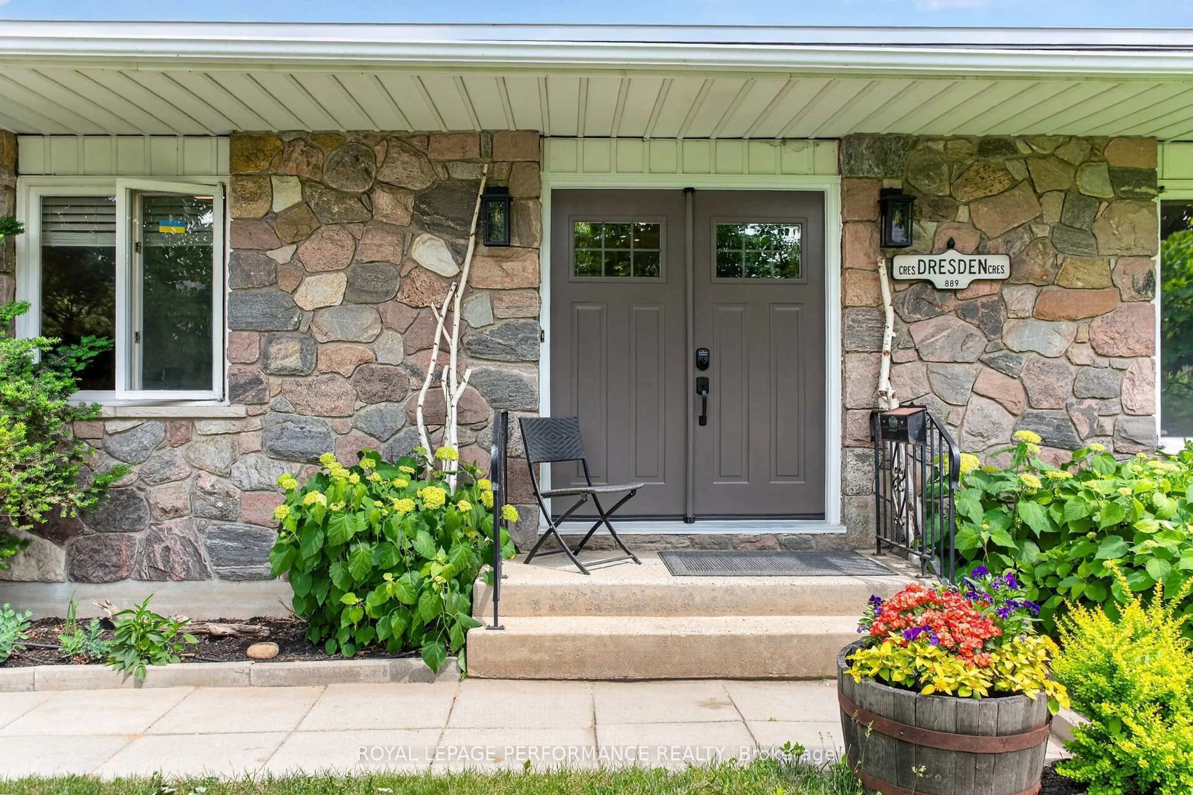 Indoor entryway for 889 Dresden Cres, Ottawa Ontario K2B 5H8