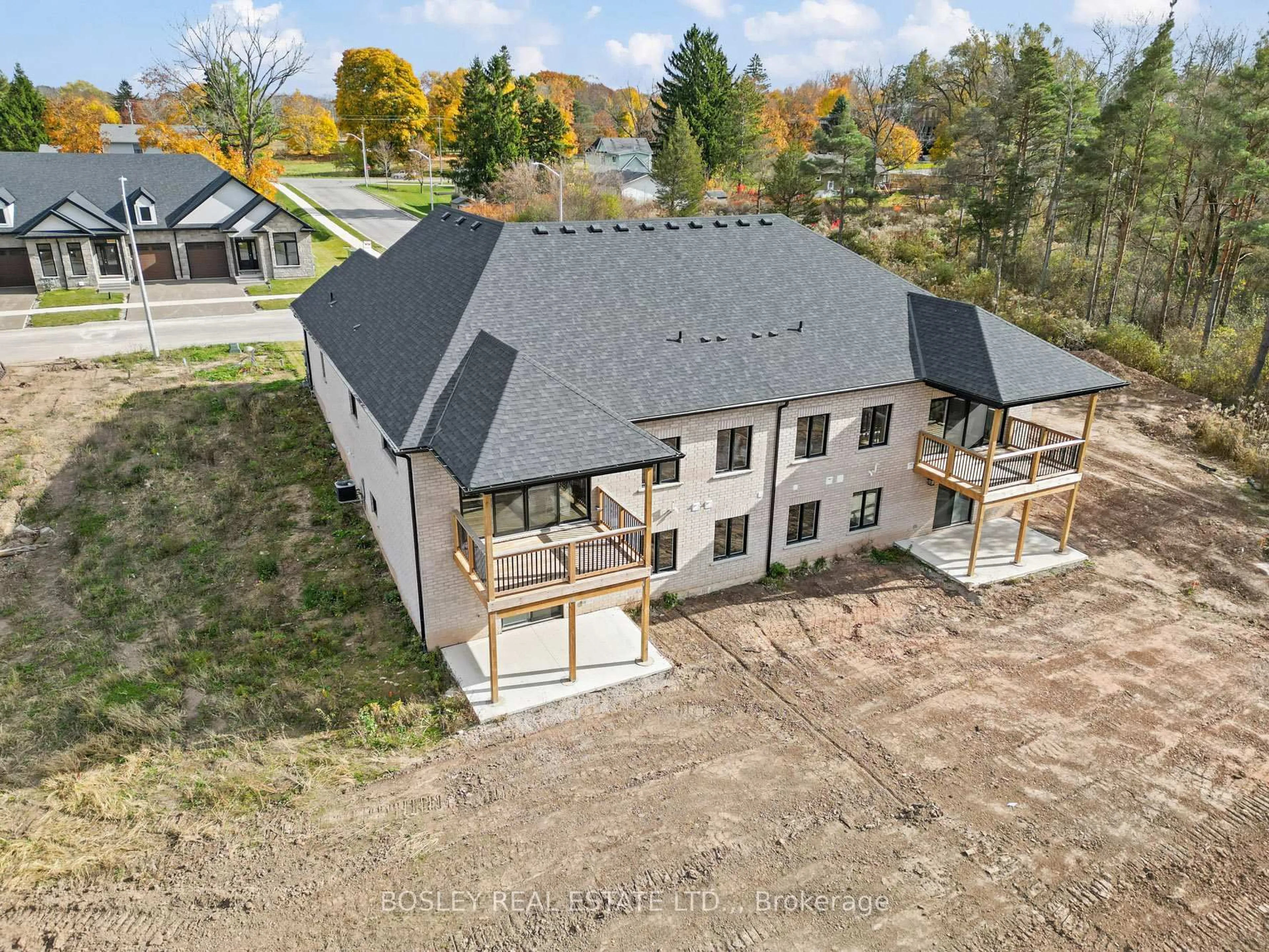 A pic from outside/outdoor area/front of a property/back of a property/a pic from drone, building for 505 ROYAL RIDGE Dr, Fort Erie Ontario L0S 1N0