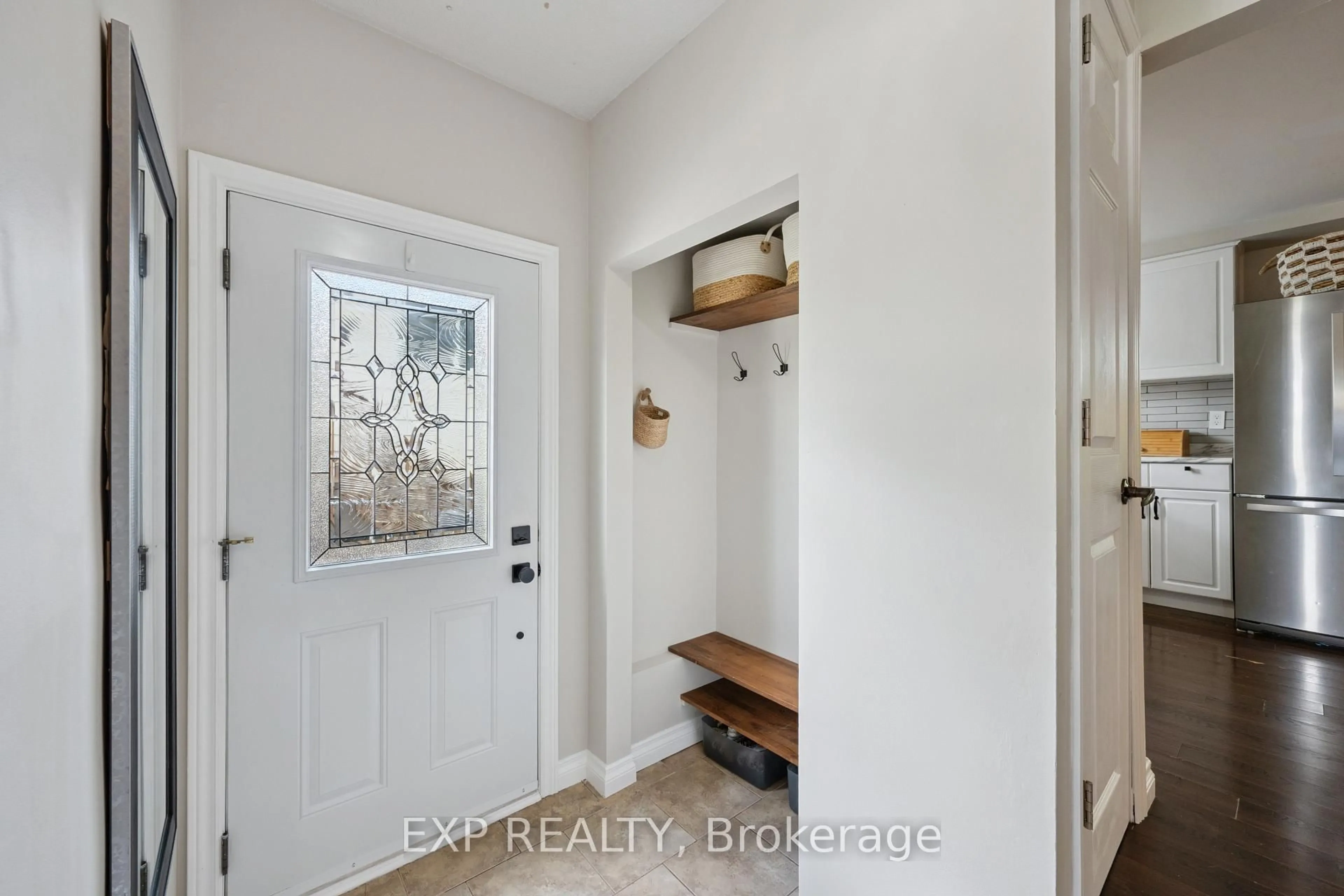 Indoor entryway for 124 Sanderson Dr, Guelph Ontario N1H 7L9