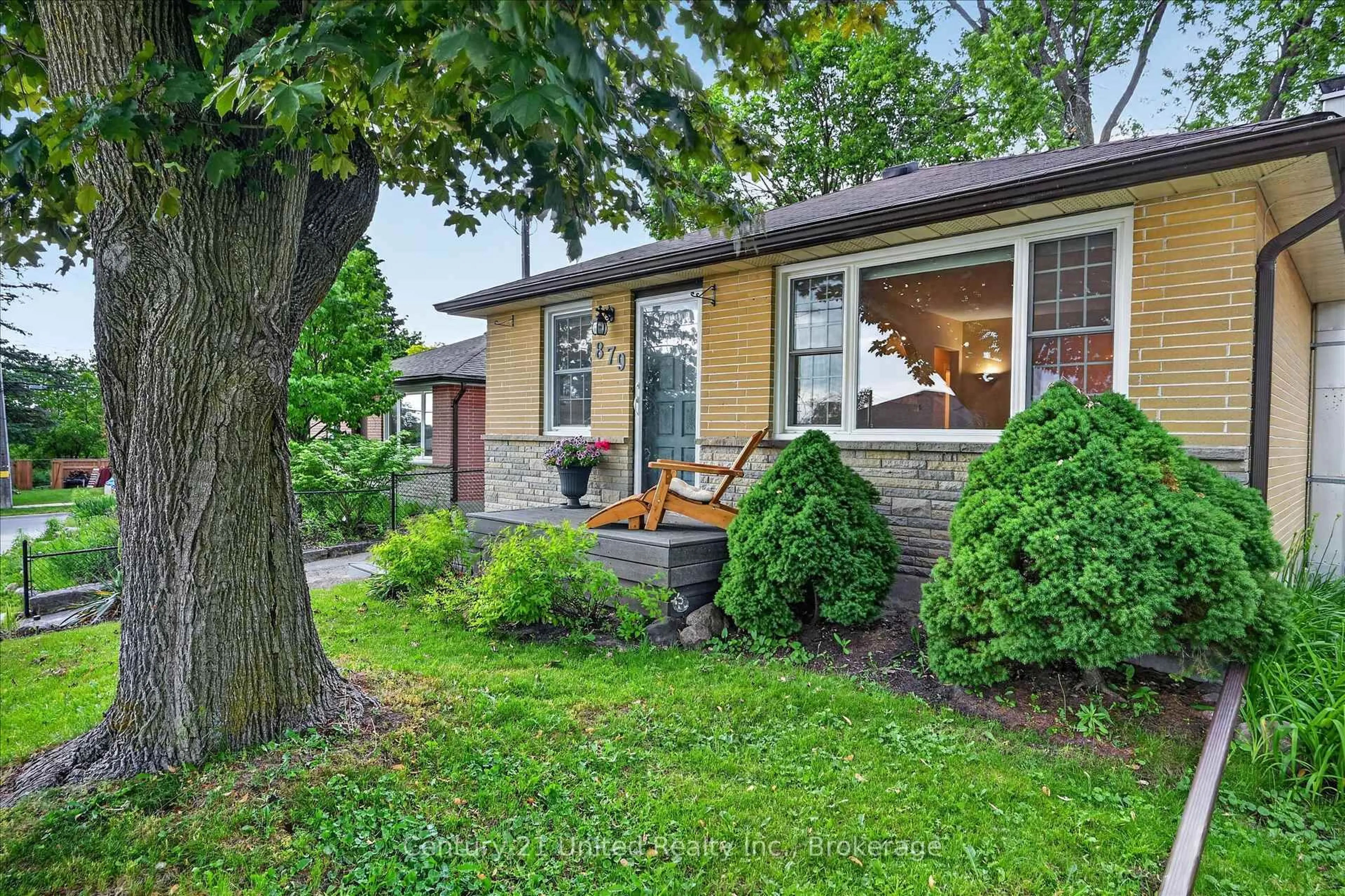 Patio, street for 879 Birch Ave, Peterborough Ontario K9H 6G7