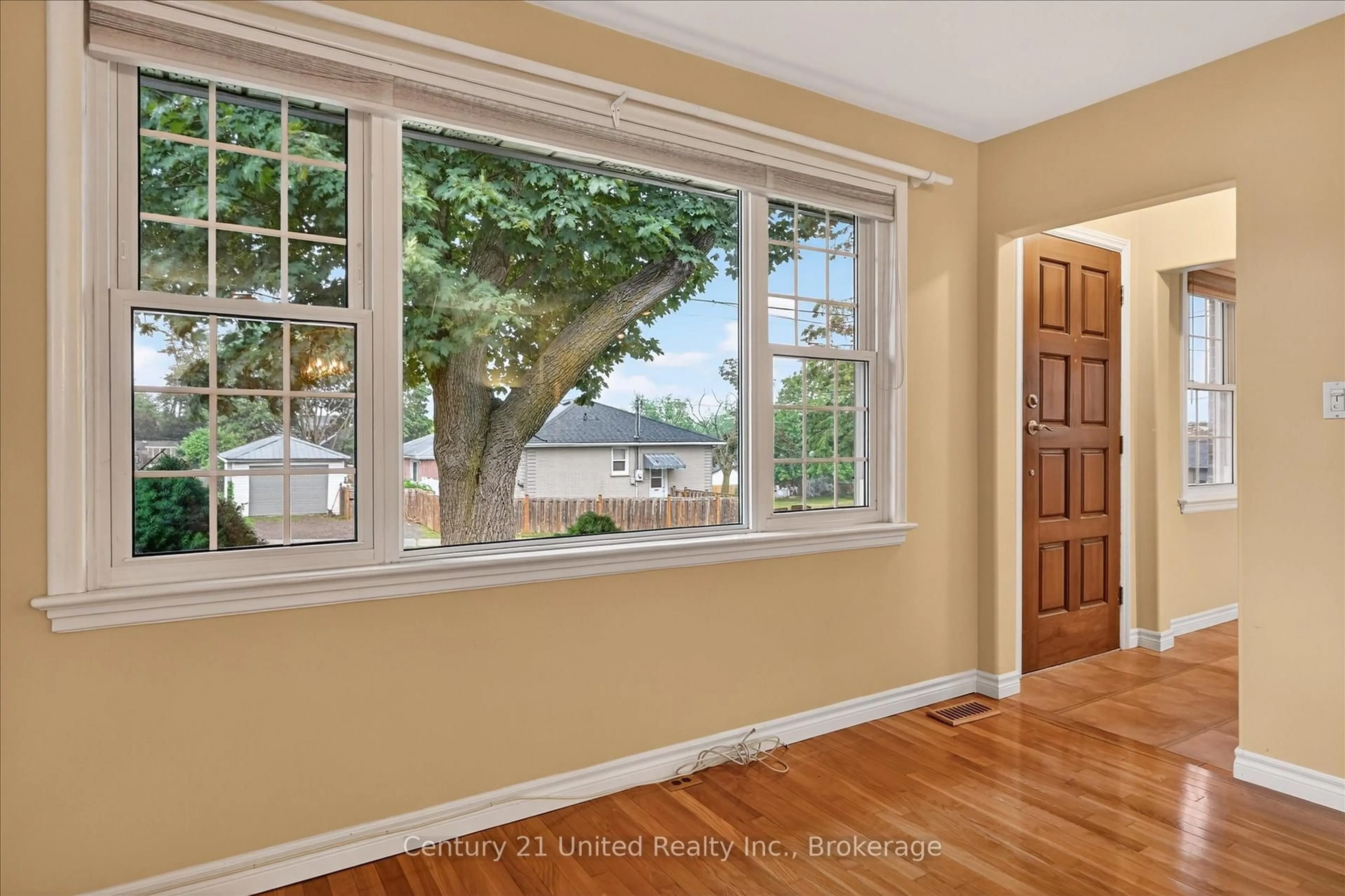 Indoor entryway for 879 Birch Ave, Peterborough Ontario K9H 6G7