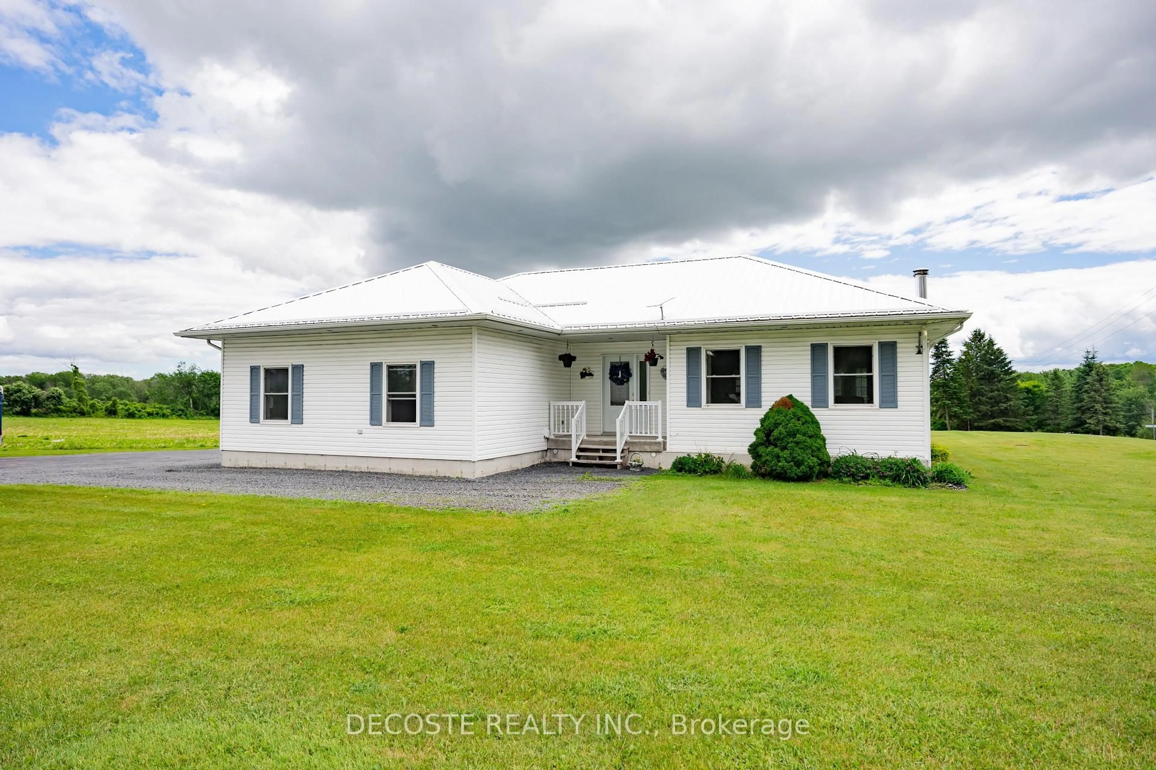 Home with vinyl exterior material, unknown for 20356 Concession 7 Rd, South Glengarry Ontario K0C 1L0