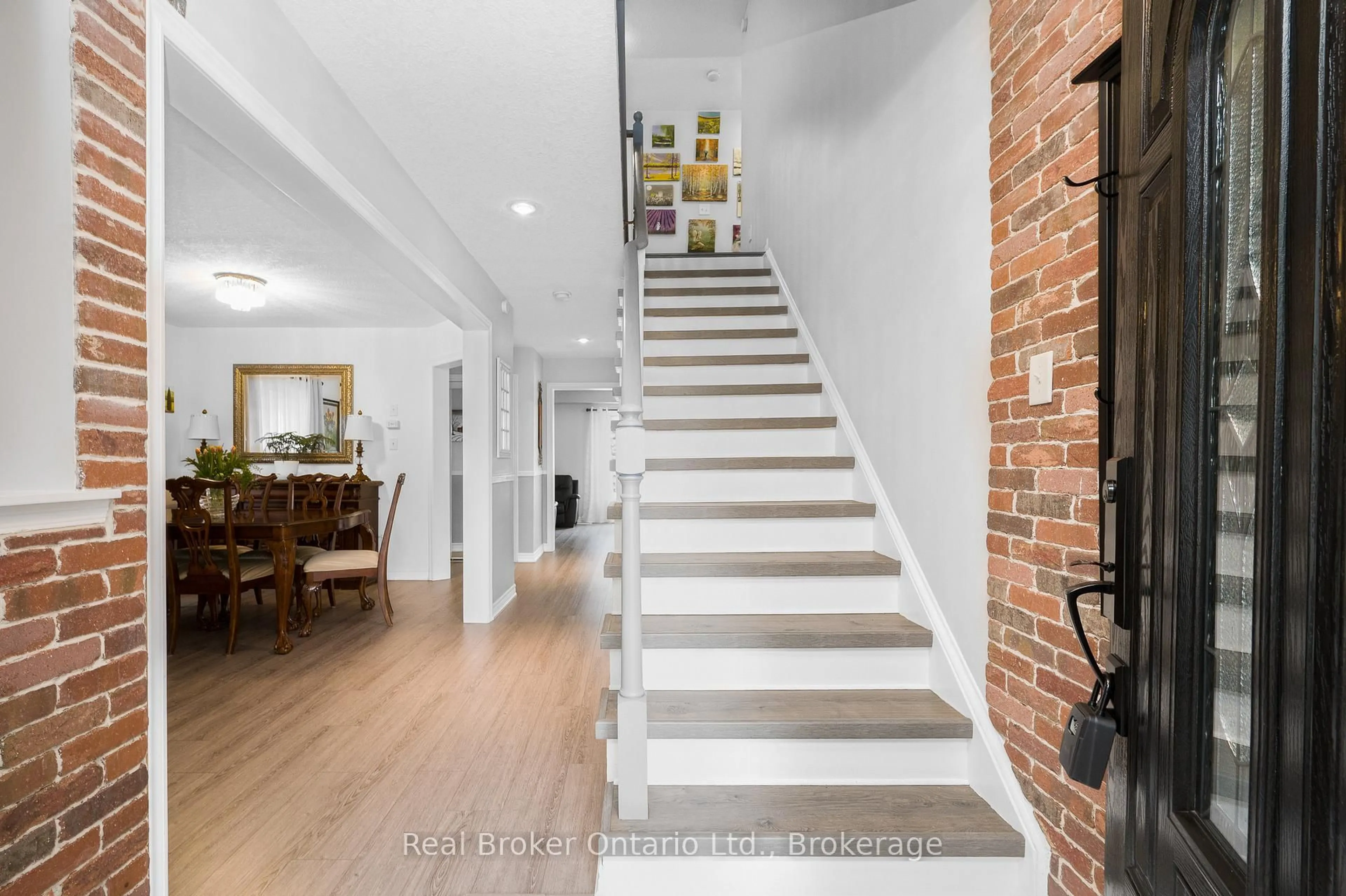 Indoor entryway for 176 Osborn Ave, Brantford Ontario N3T 6S7