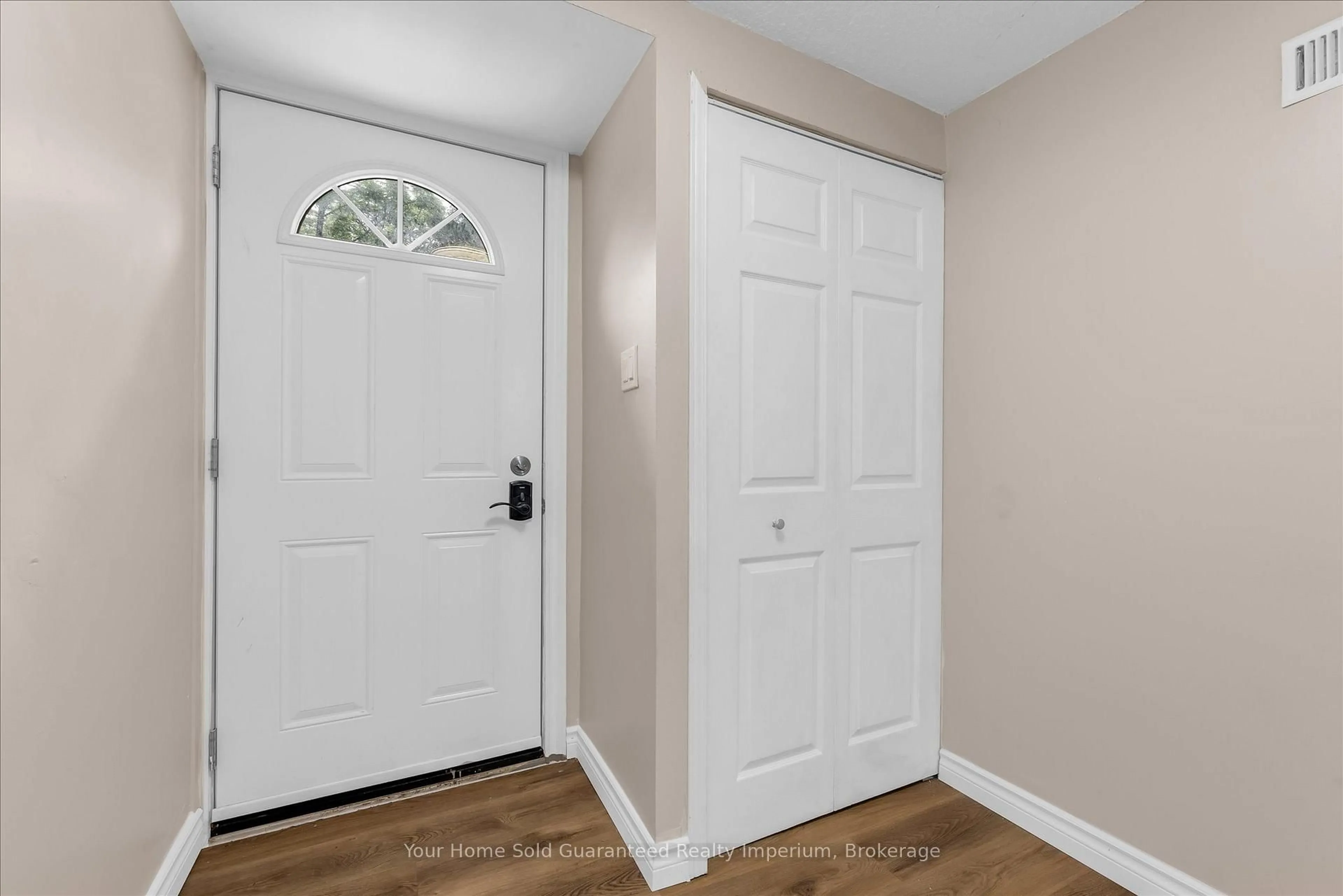 Indoor entryway for 125 Bonaventure Dr #44, Hamilton Ontario L9C 5Y9