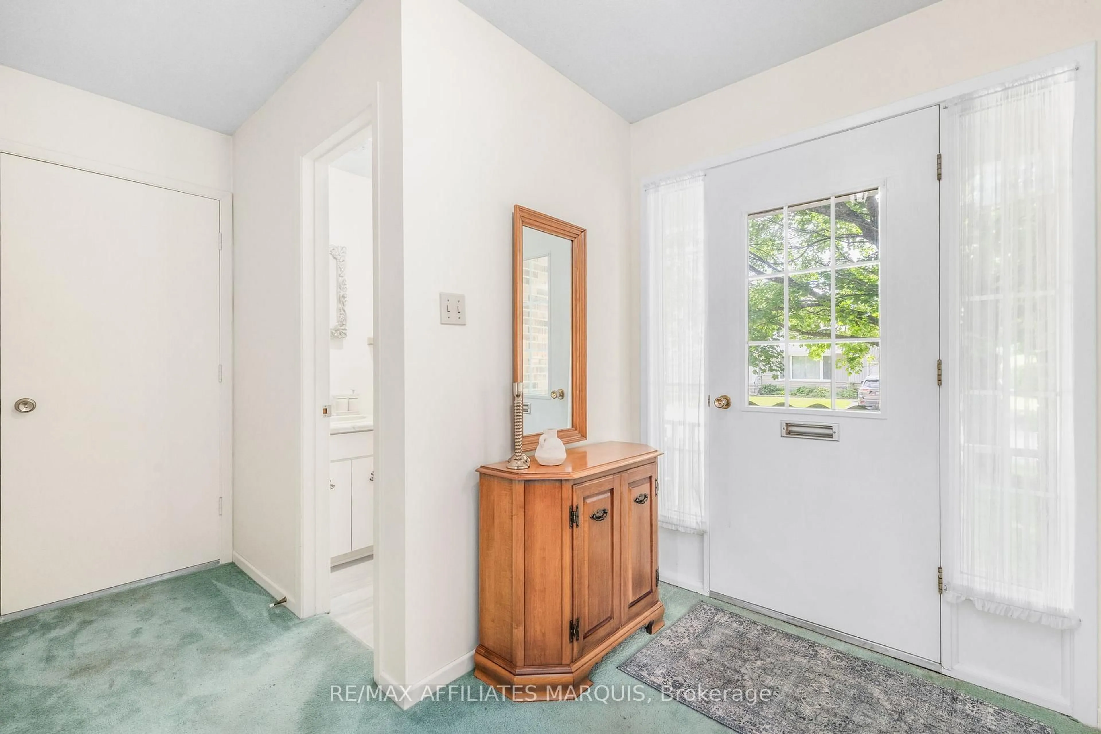 Indoor entryway for 15 Glenview Cres, Perth Ontario K7H 2L1