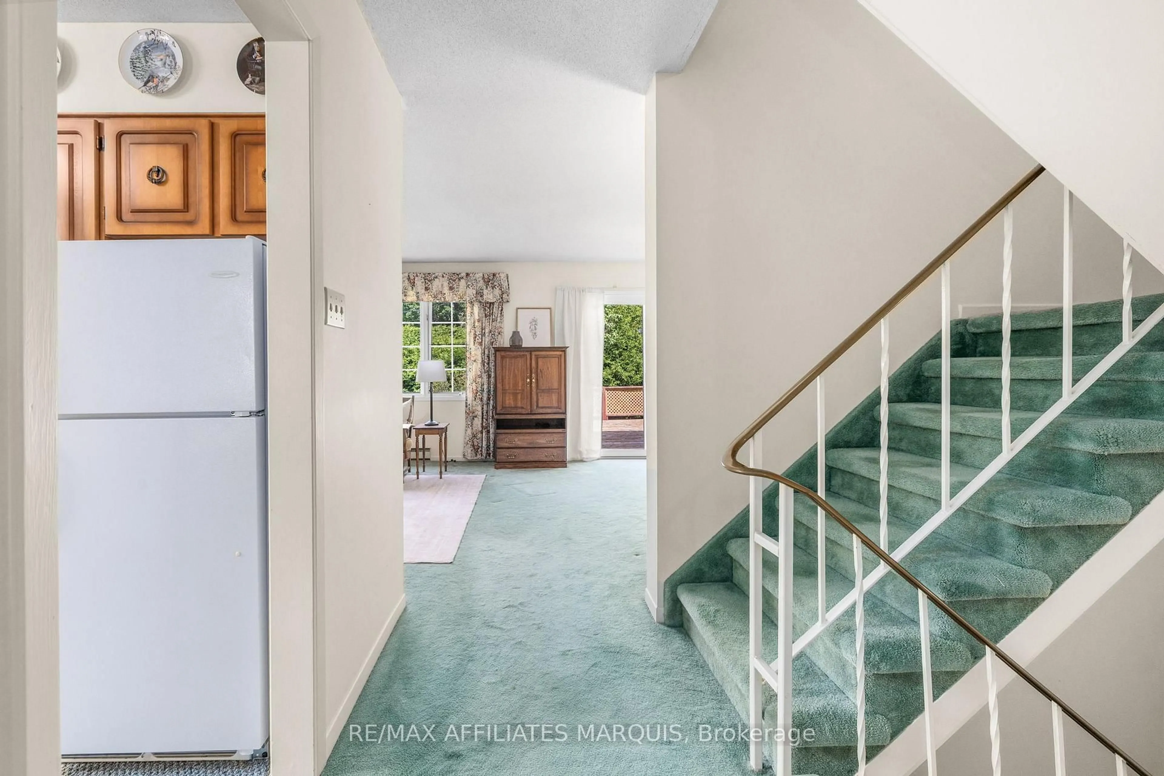 Indoor foyer for 15 Glenview Cres, Perth Ontario K7H 2L1
