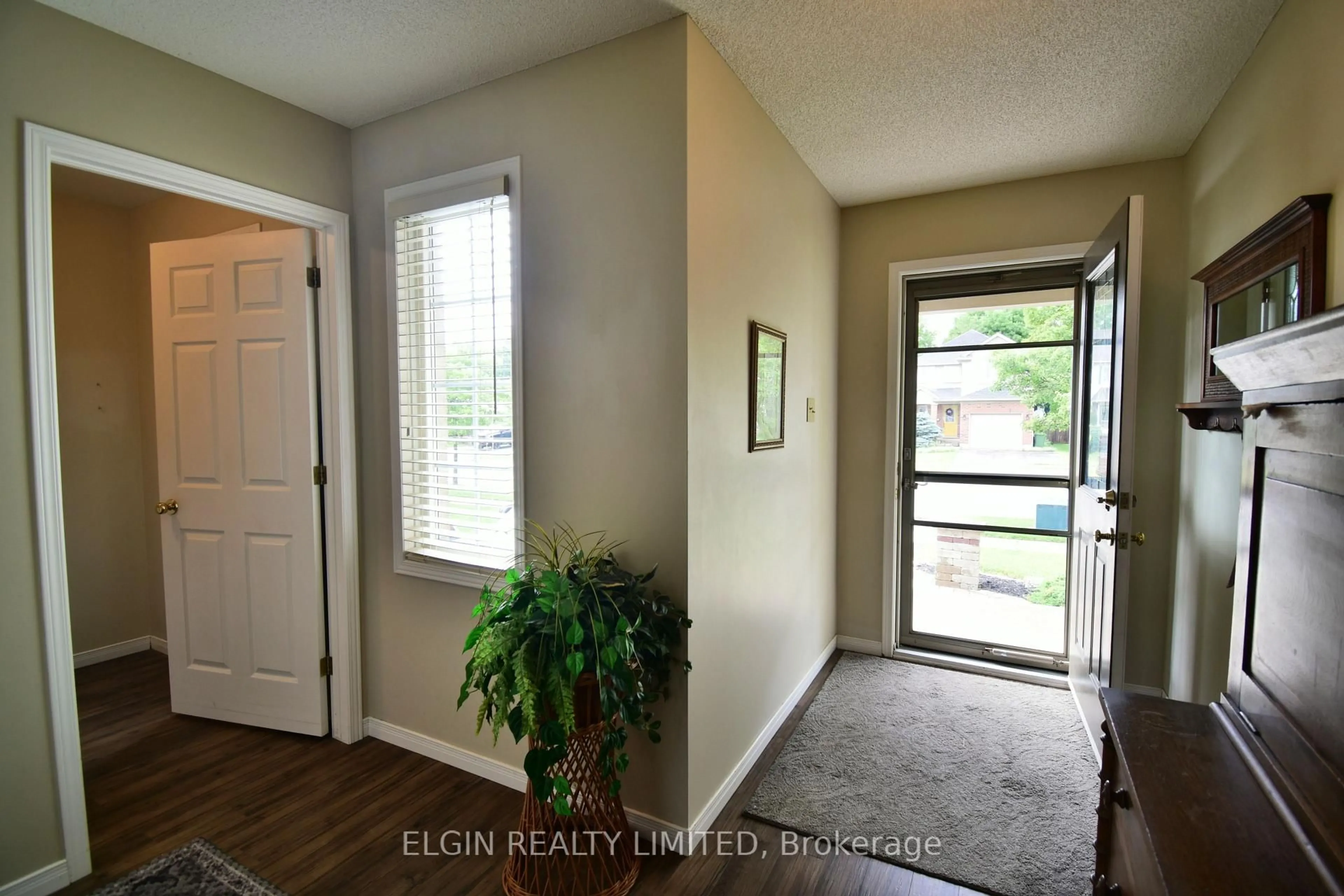 Indoor entryway for 22 Axford Pkwy, St. Thomas Ontario N5R 6E6