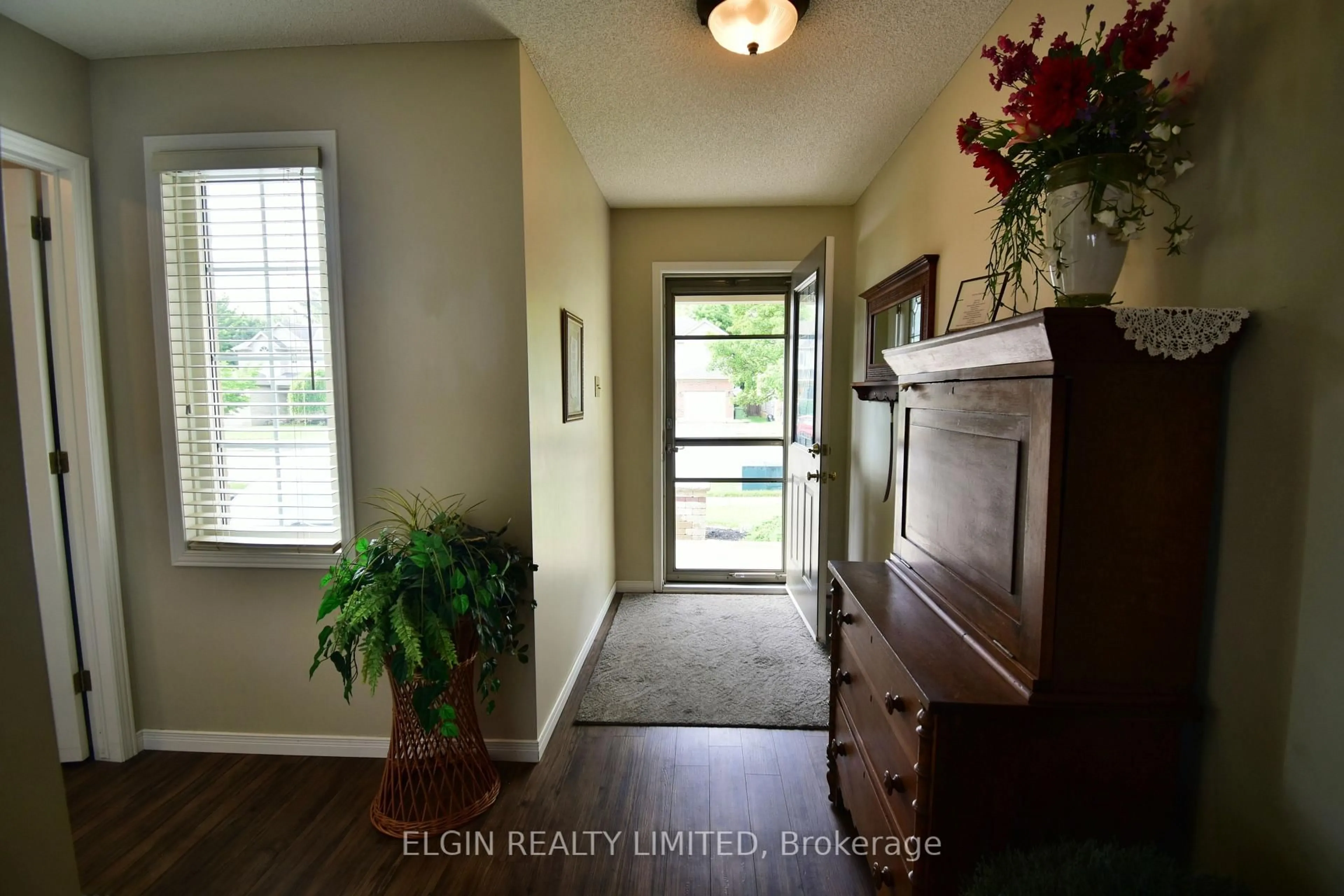 Indoor entryway for 22 Axford Pkwy, St. Thomas Ontario N5R 6E6