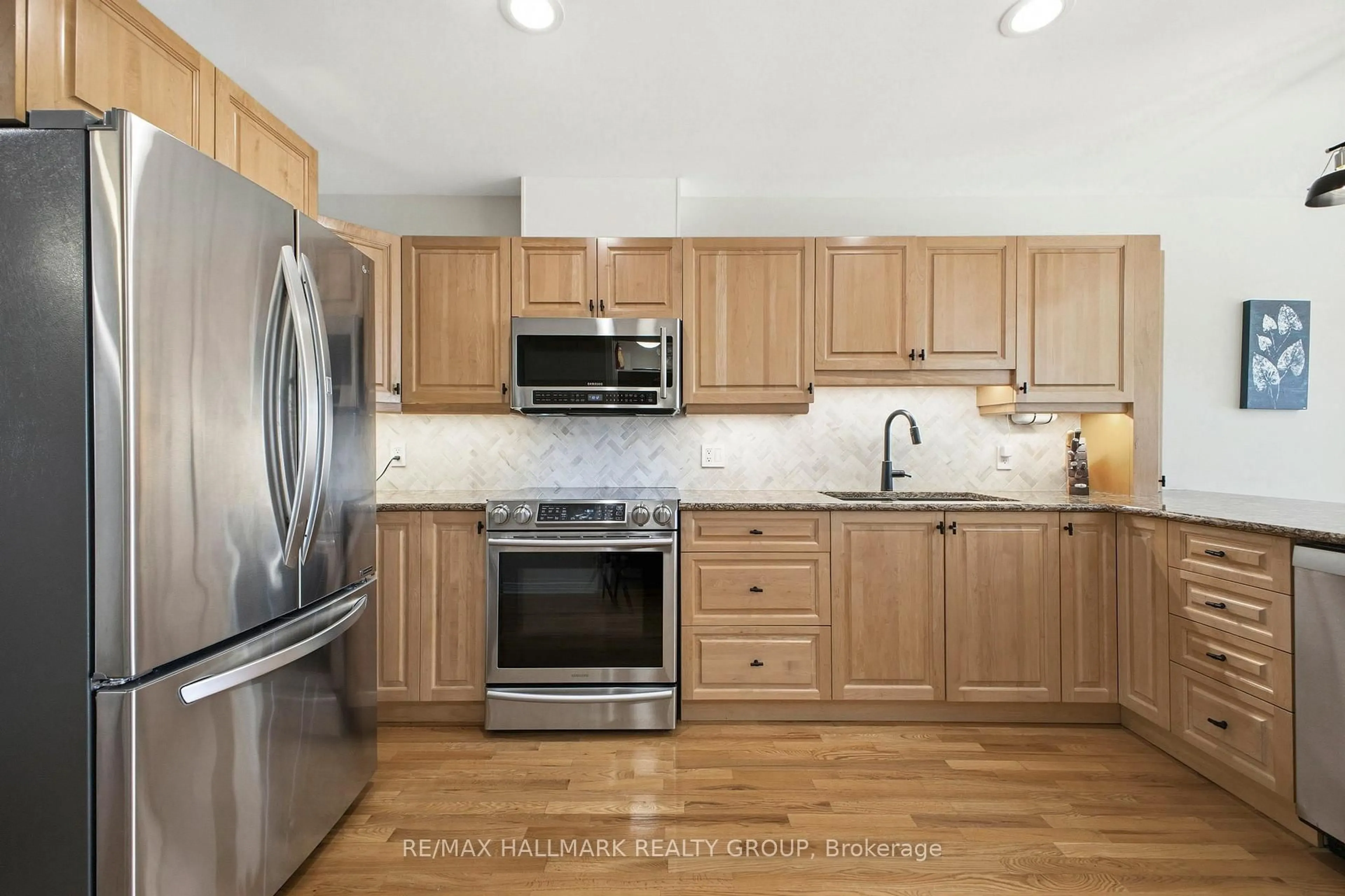 Unknown for 303B James St, Ottawa Ontario K1R 5M8