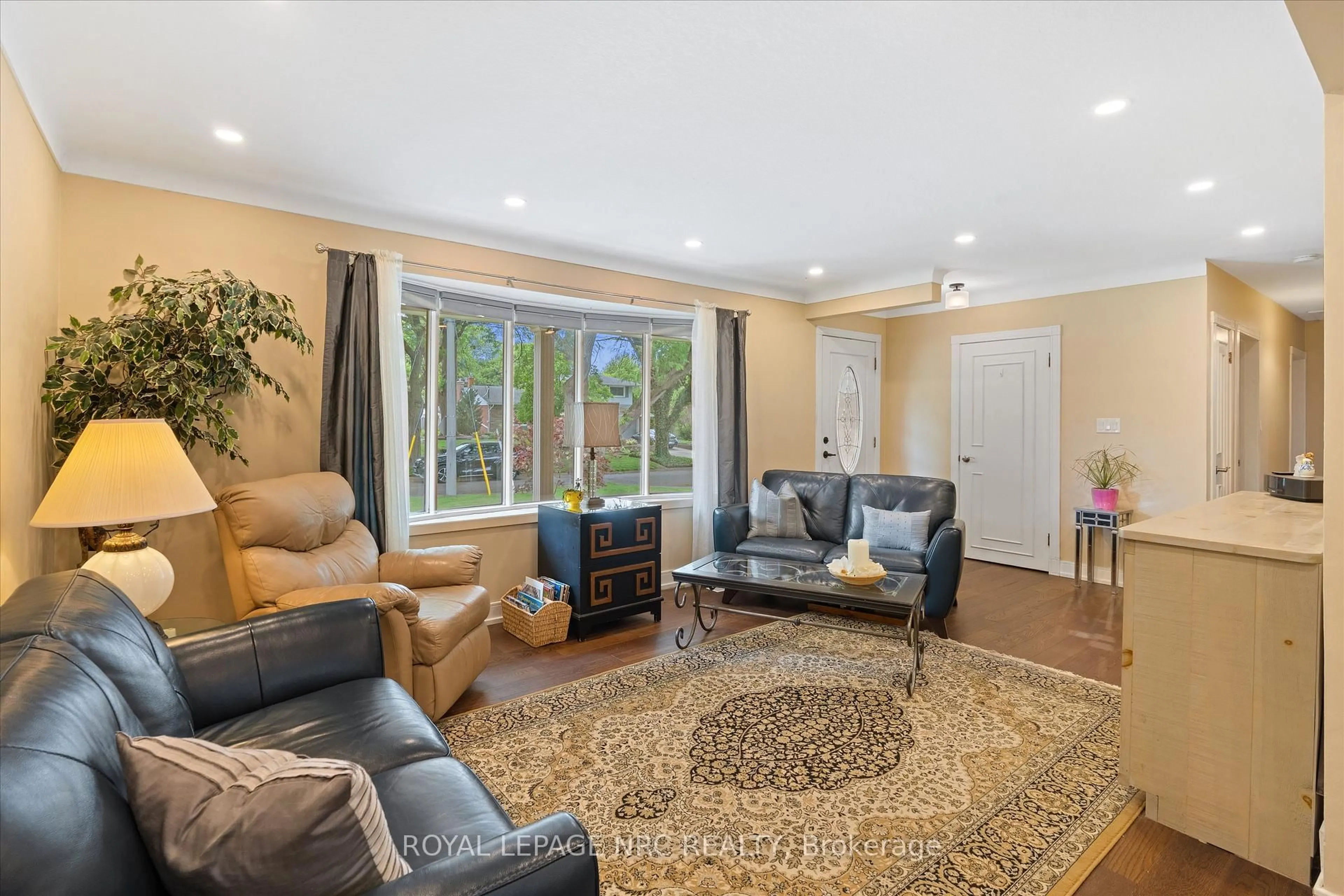 Living room with furniture, unknown for 10 Wakelin Terr, St. Catharines Ontario L2M 4K3