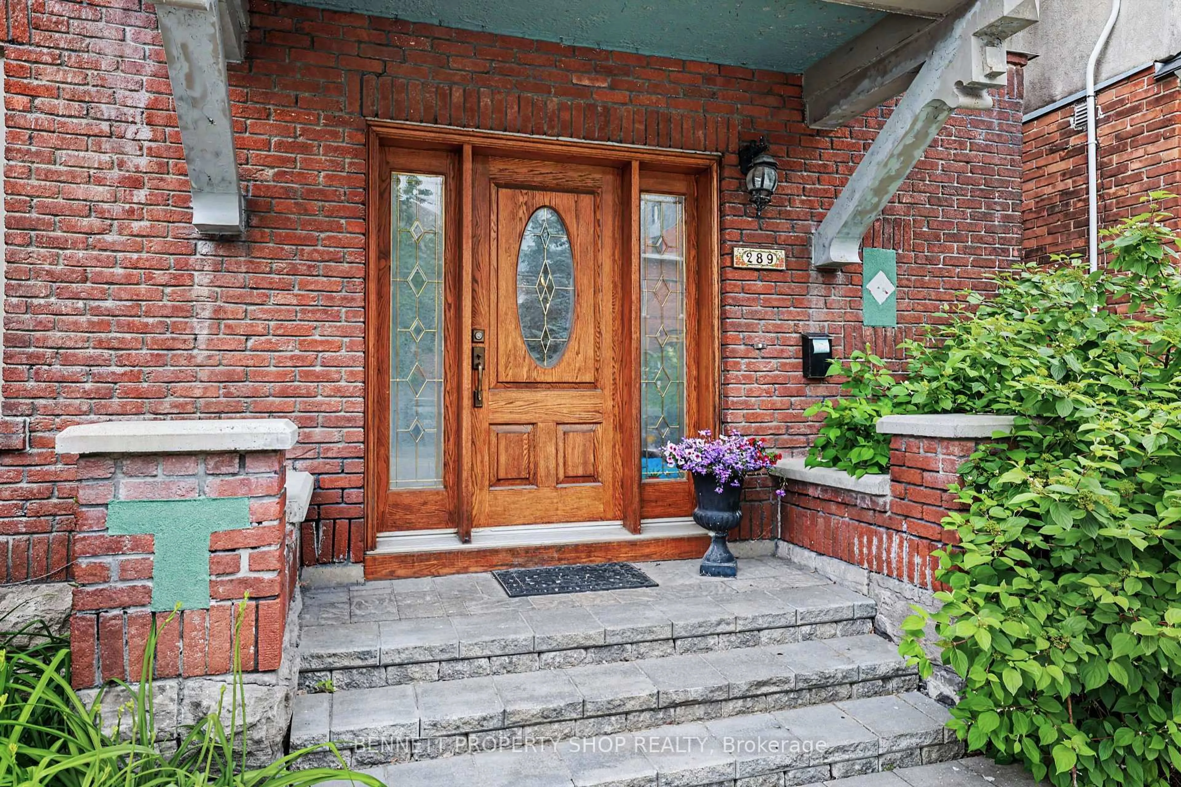 Indoor entryway for 289 Crichton St, Ottawa Ontario K1M 1W3