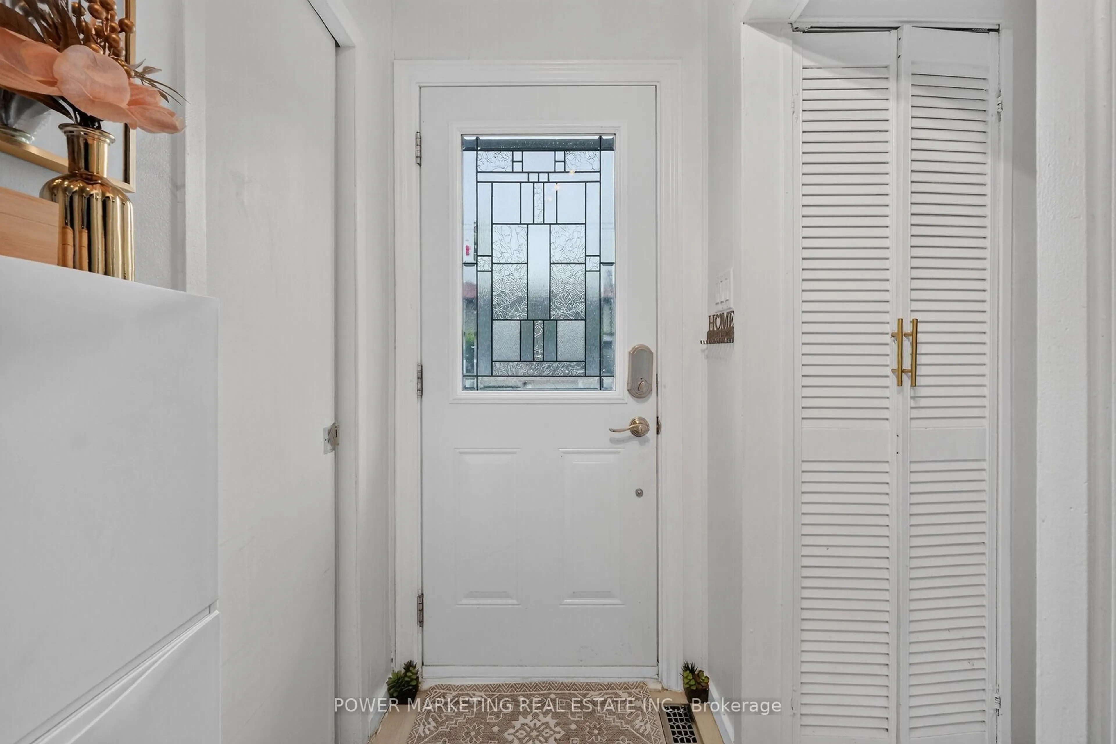 Indoor entryway for 6213 BROOKSIDE Lane, Ottawa Ontario K1C 2K6