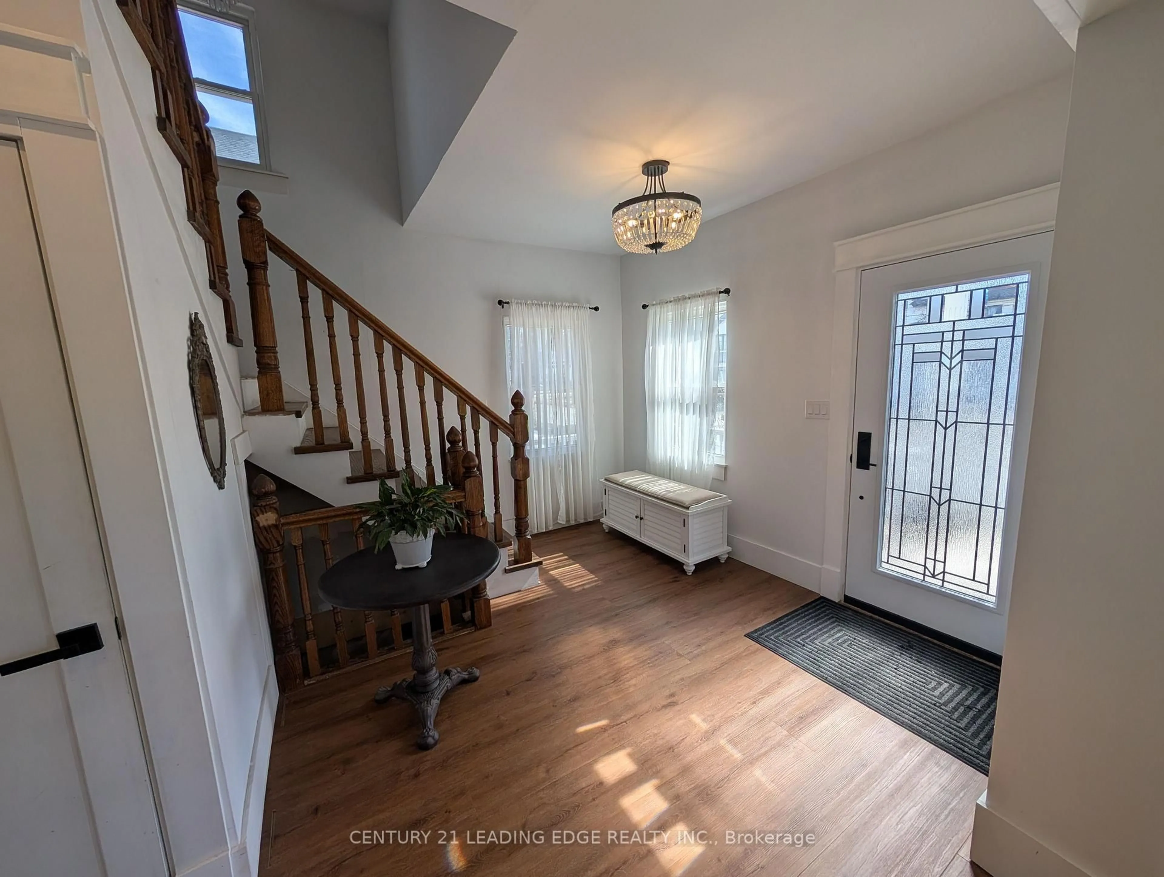 Indoor entryway for 5969 Culp St, Niagara Falls Ontario L2G 2B6