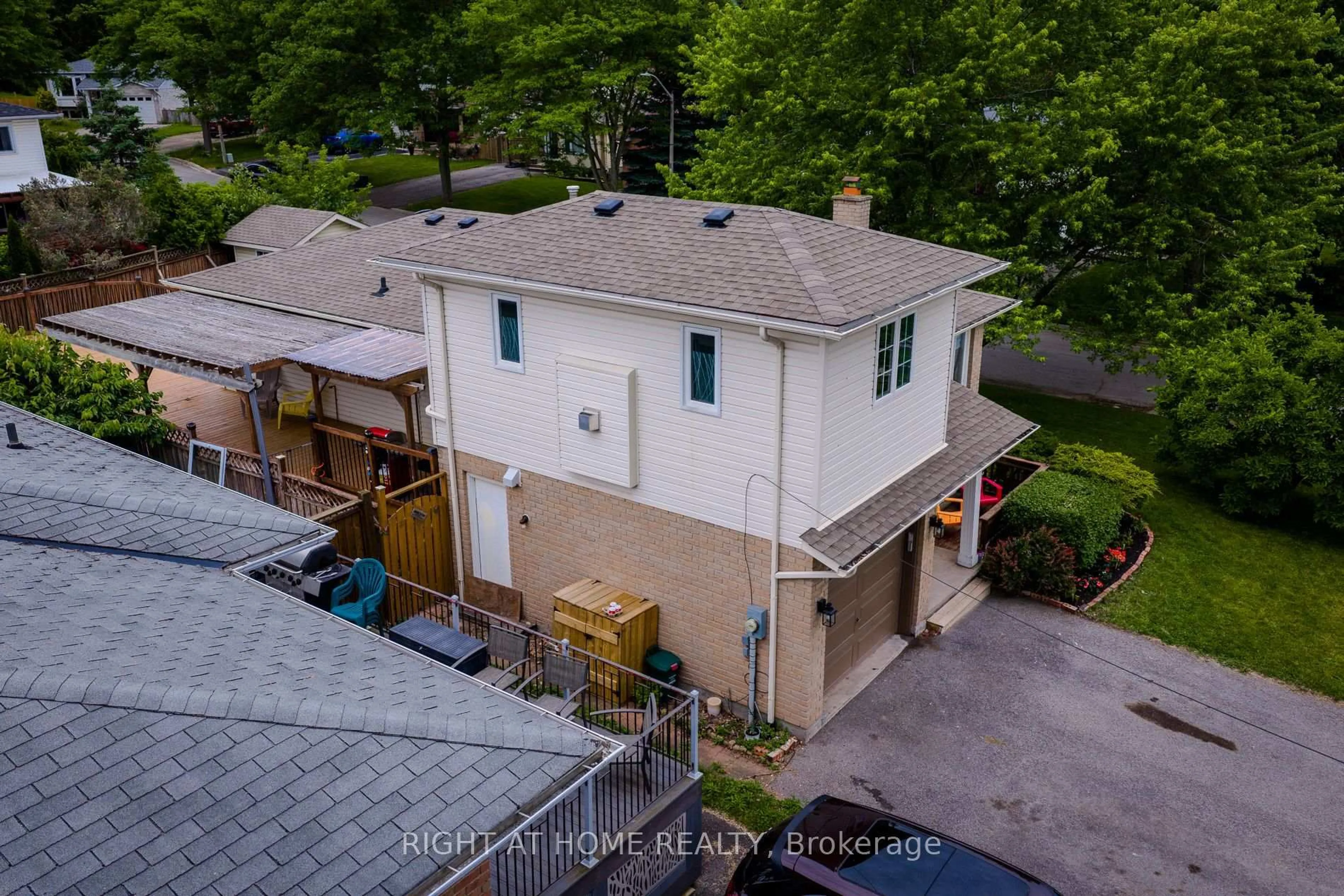 A pic from outside/outdoor area/front of a property/back of a property/a pic from drone, unknown for 62 HAZEL St, St. Catharines Ontario L2T 4B7