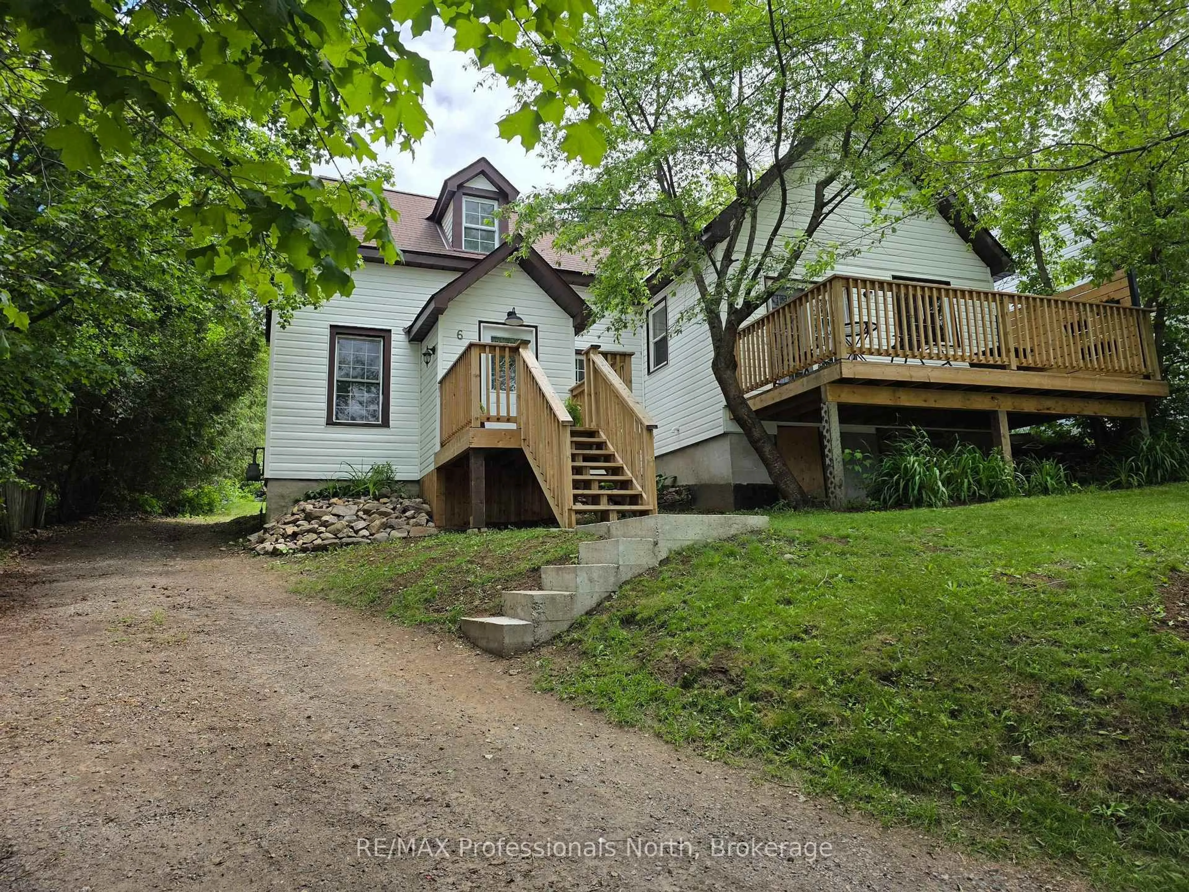 A pic from outside/outdoor area/front of a property/back of a property/a pic from drone, street for 6 DUFFERIN St, Huntsville Ontario P1H 1X3