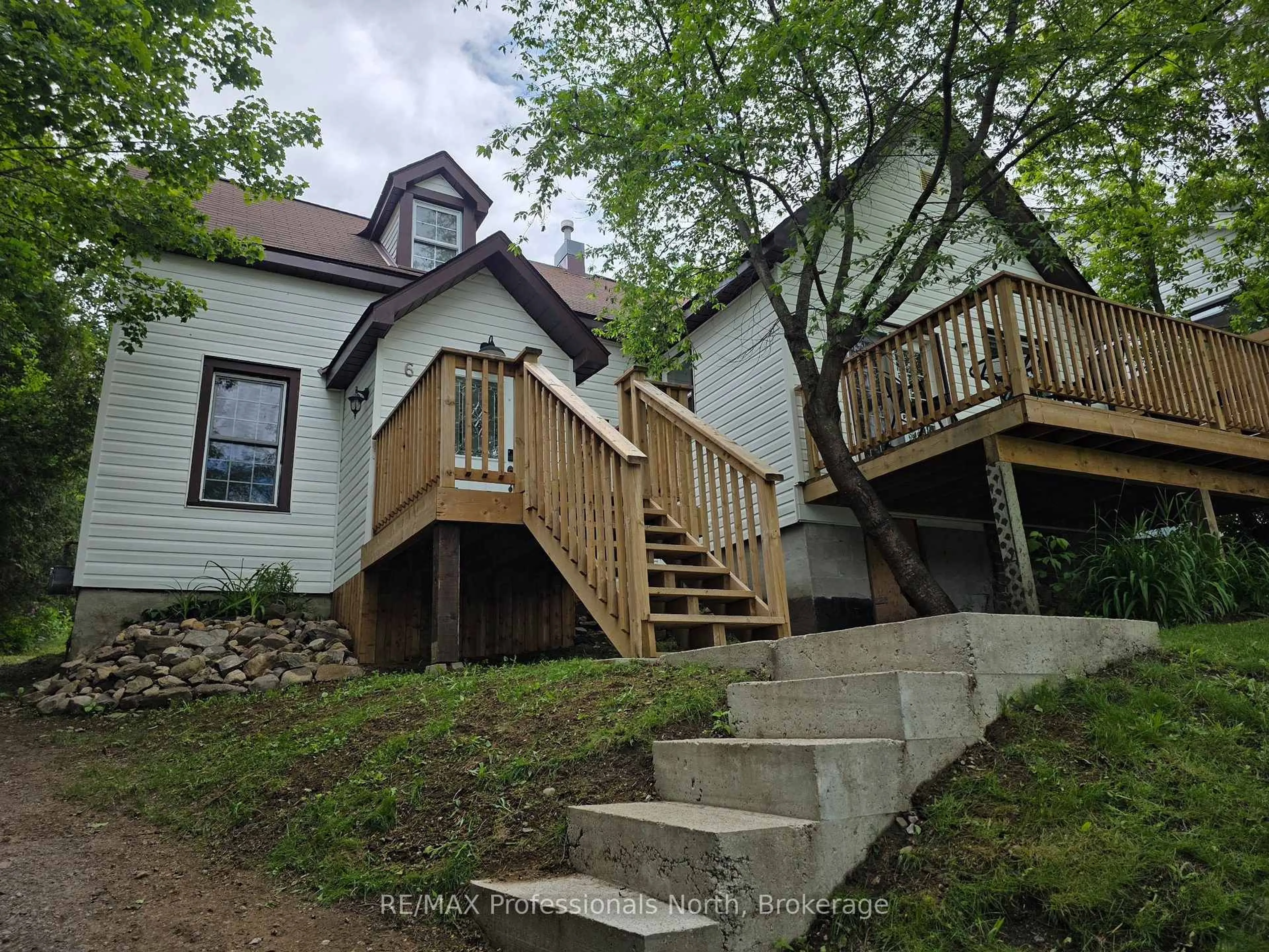 A pic from outside/outdoor area/front of a property/back of a property/a pic from drone, street for 6 DUFFERIN St, Huntsville Ontario P1H 1X3
