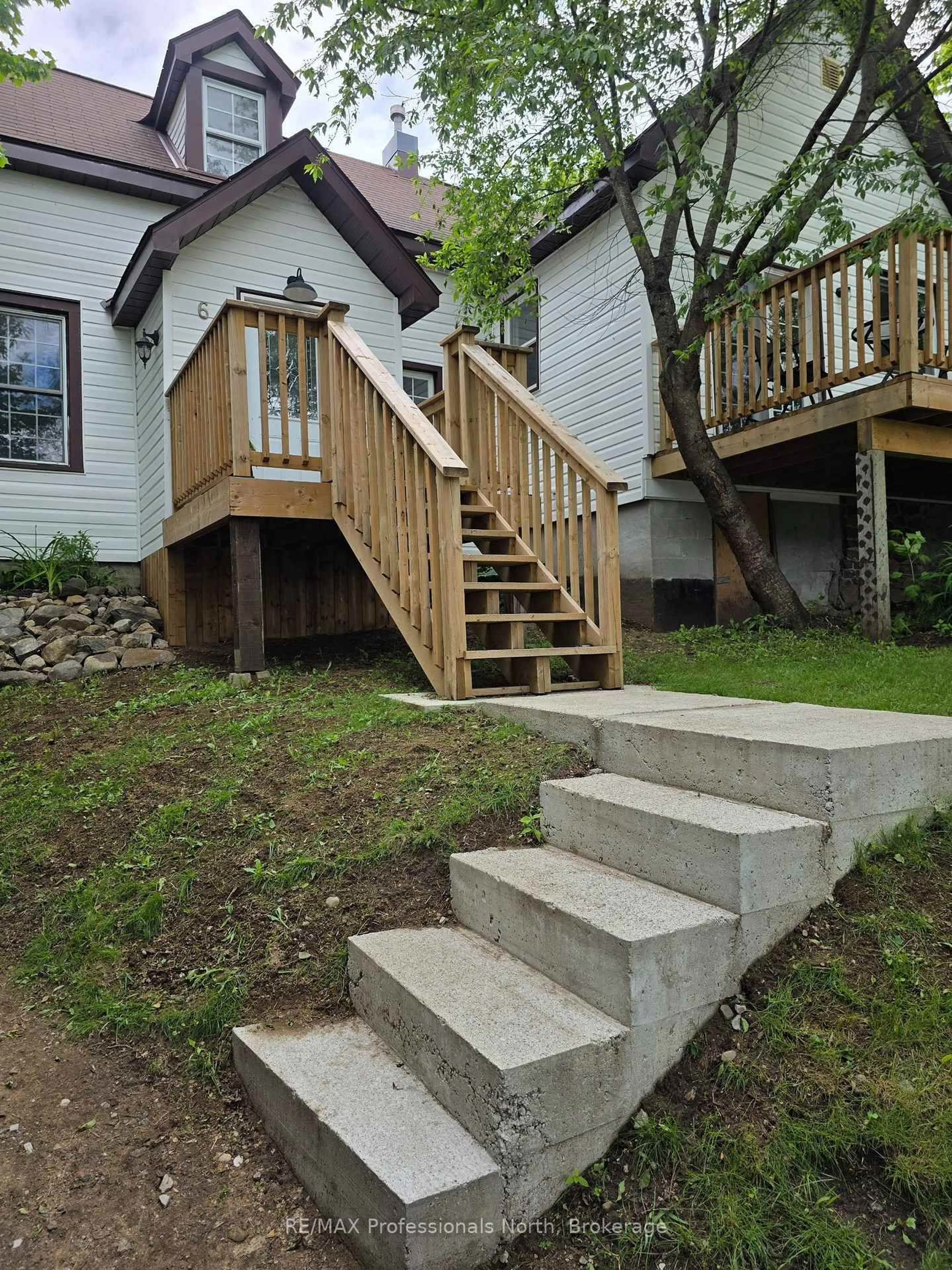 Stairs for 6 DUFFERIN St, Huntsville Ontario P1H 1X3