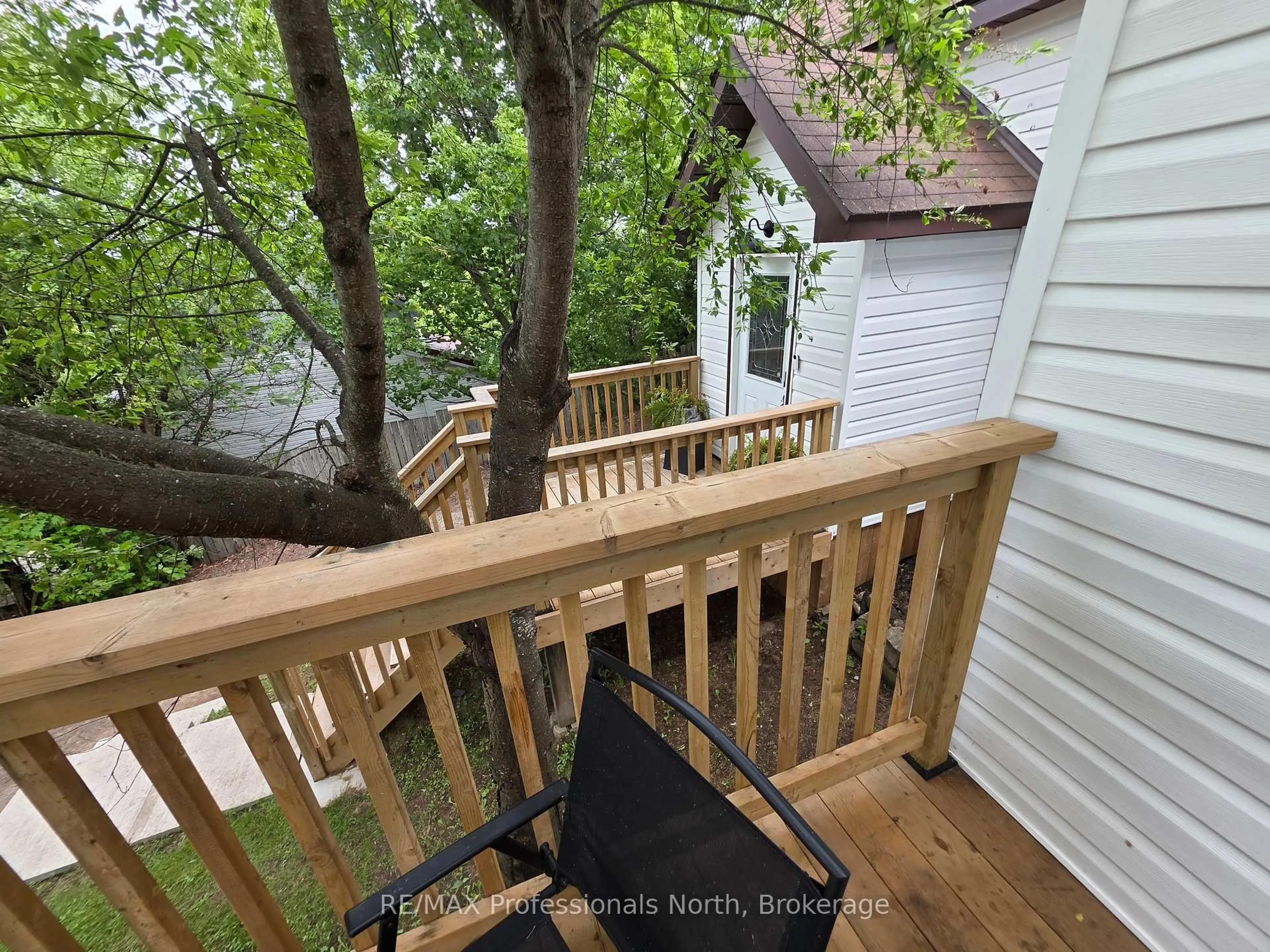 Patio, forest/trees view for 6 DUFFERIN St, Huntsville Ontario P1H 1X3