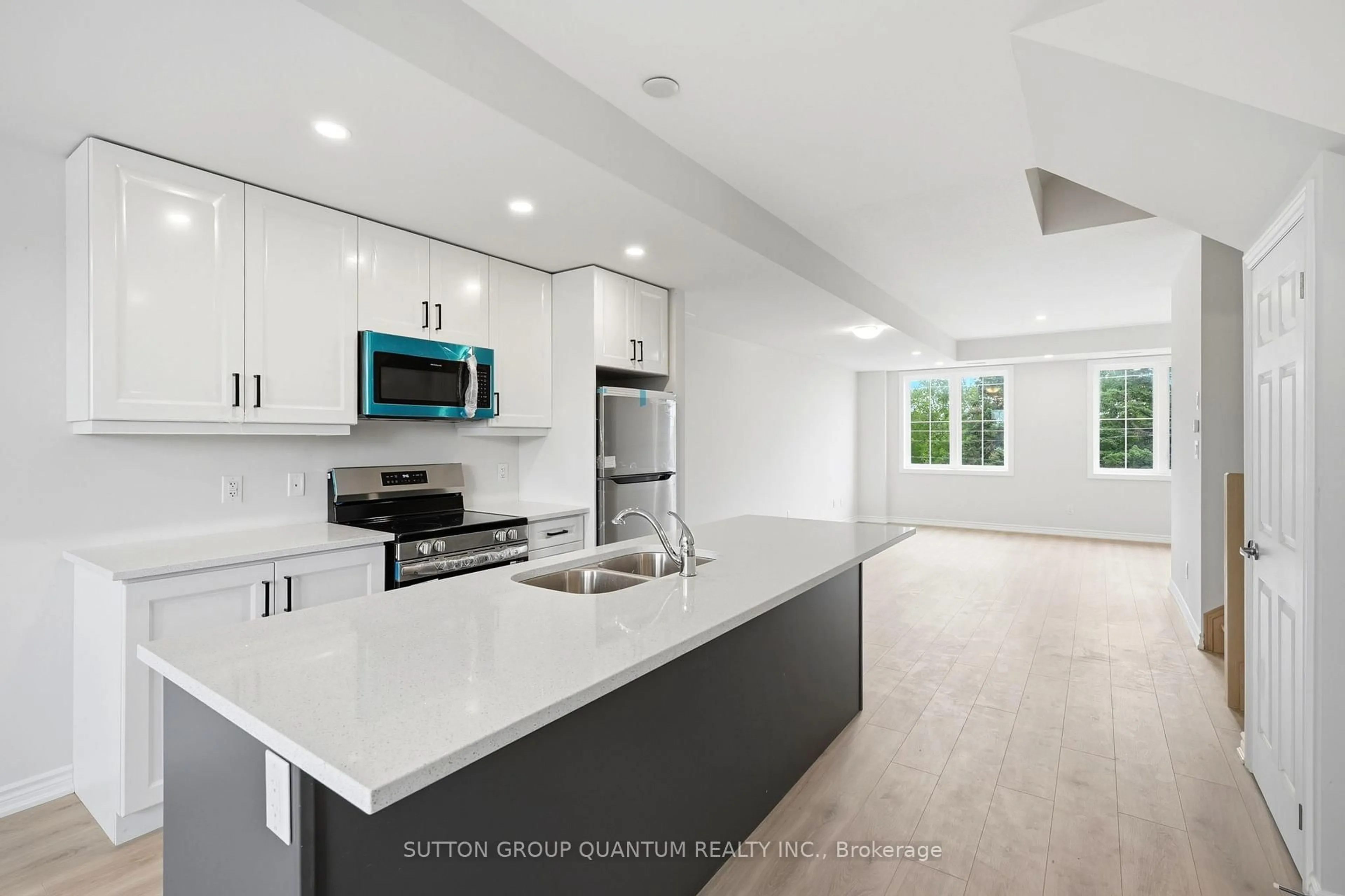 Open concept kitchen, ceramic/tile floor for 677 Park Rd #70, Brantford Ontario N3R 0A2