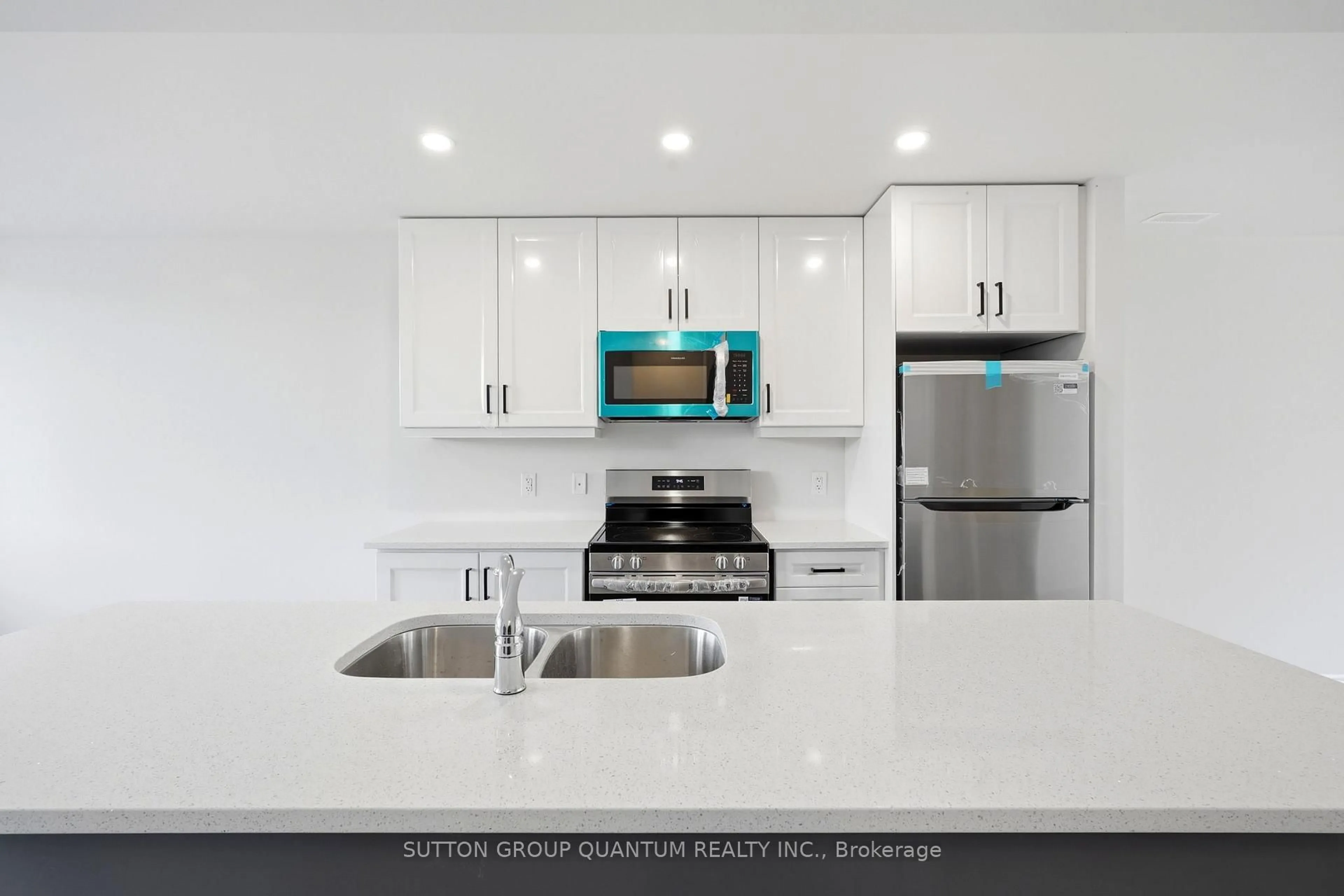 Standard kitchen, ceramic/tile floor for 677 Park Rd #70, Brantford Ontario N3R 0A2