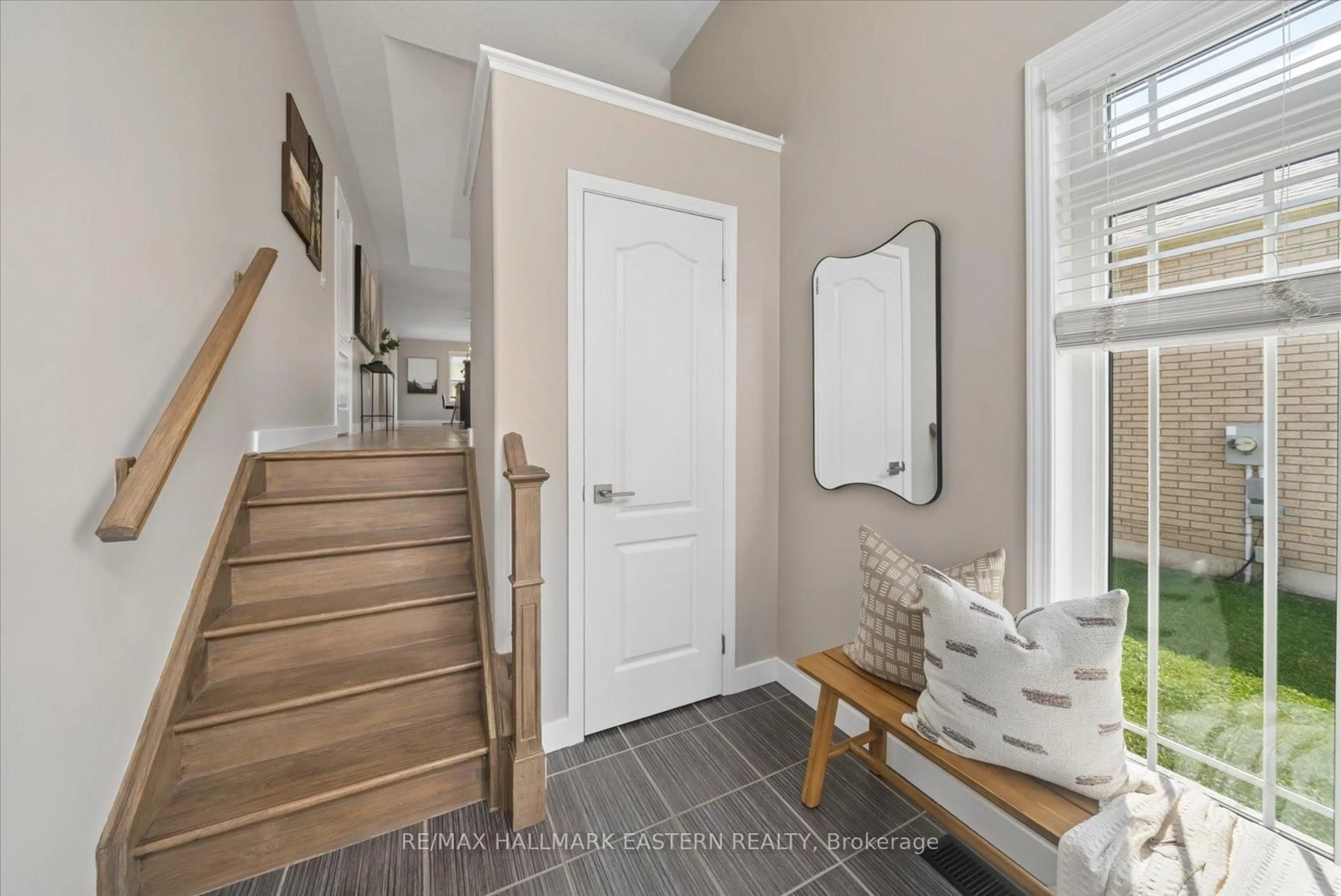 Indoor entryway for 2510 Cunningham Blvd, Peterborough Ontario K9H 0B1
