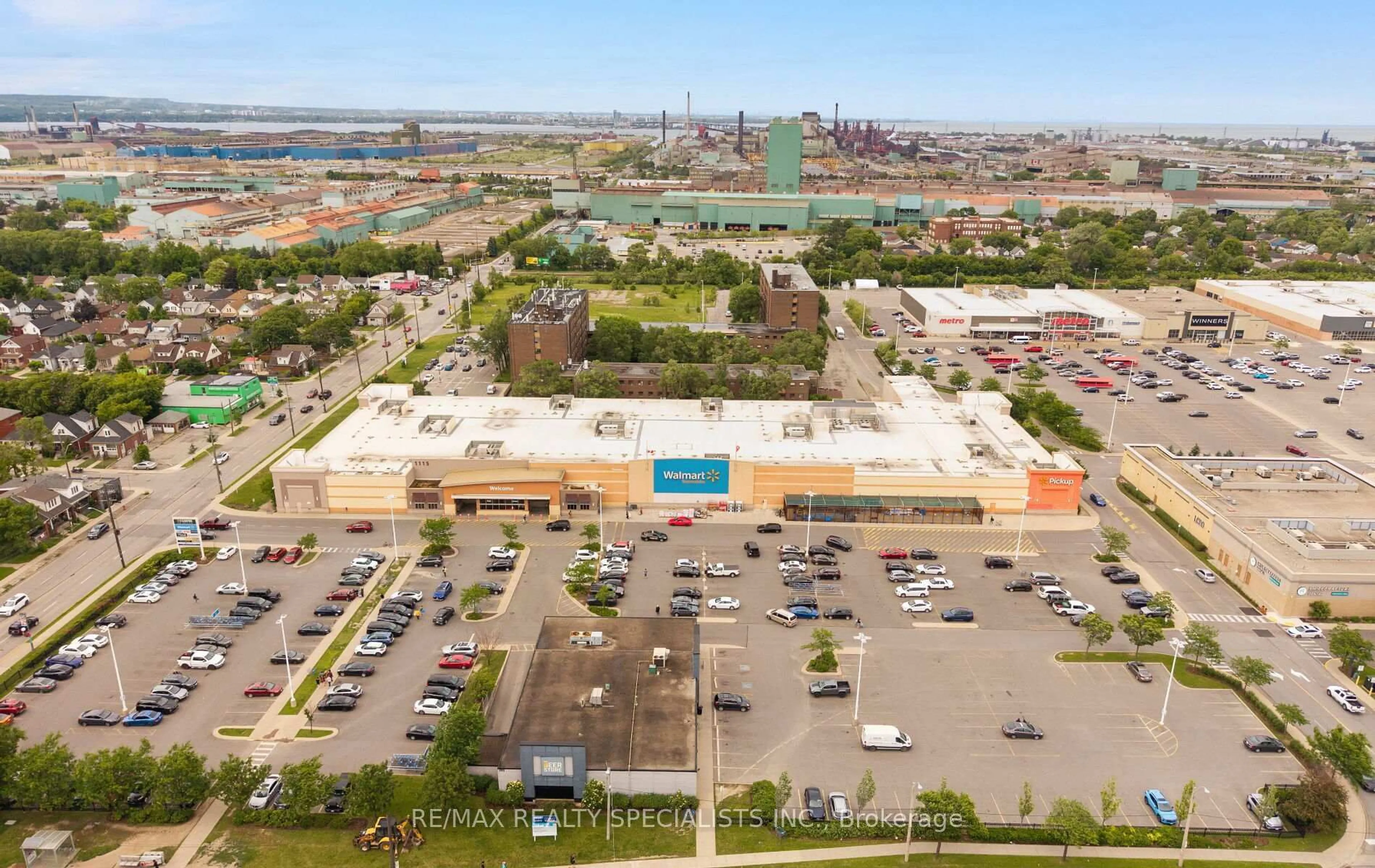 A pic from outside/outdoor area/front of a property/back of a property/a pic from drone, street for 35 Britannia Ave, Hamilton Ontario L8H 1W5