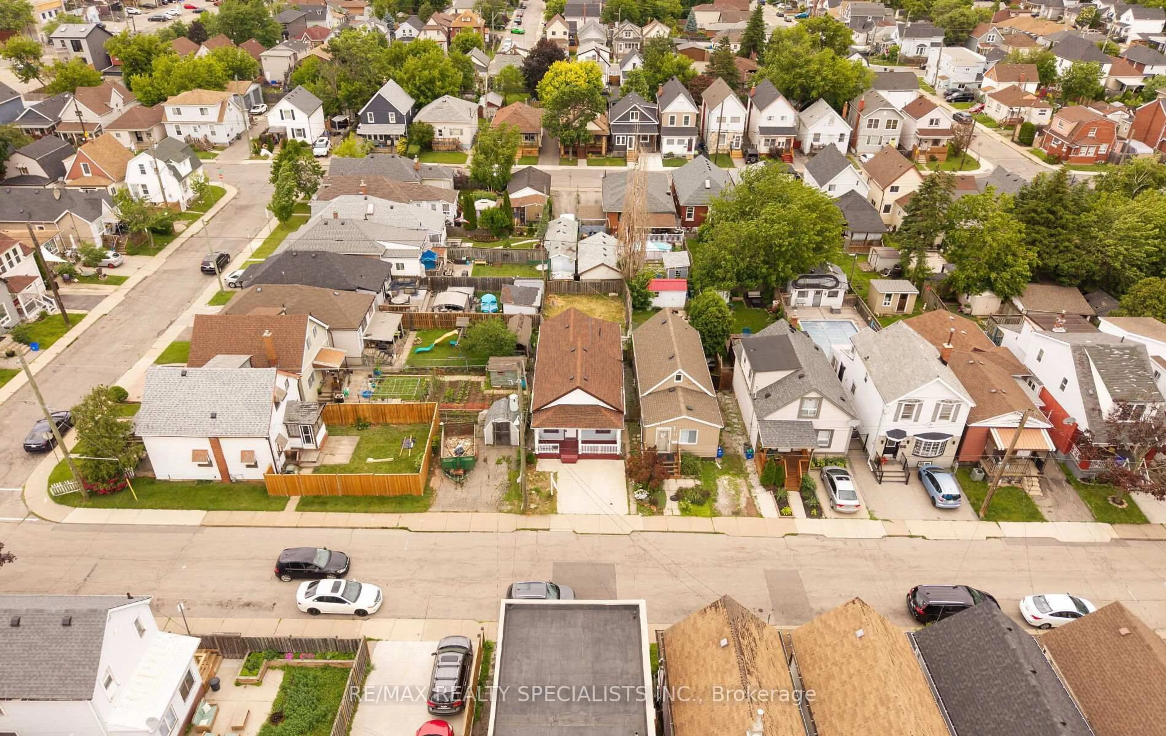 A pic from outside/outdoor area/front of a property/back of a property/a pic from drone, street for 35 Britannia Ave, Hamilton Ontario L8H 1W5