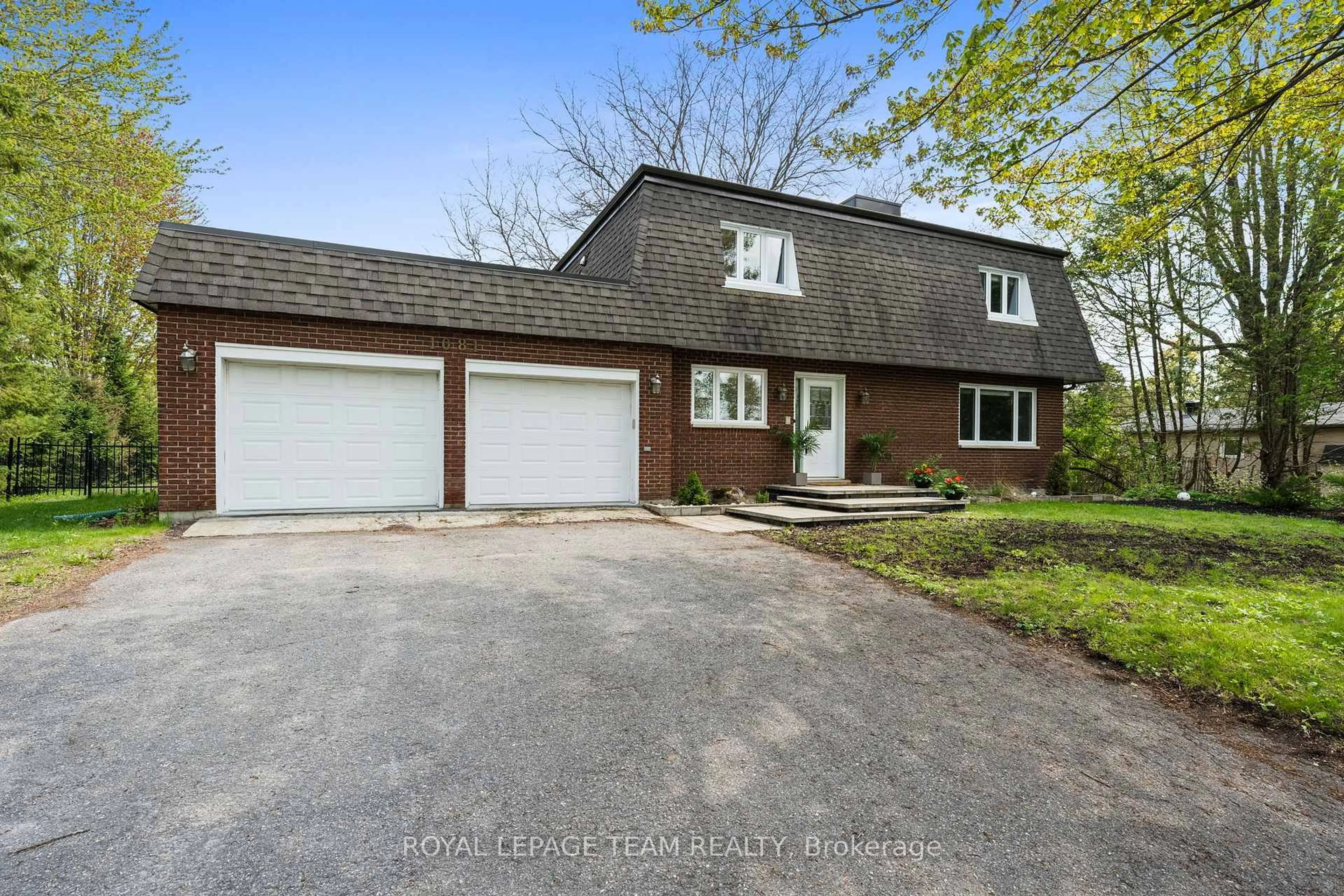 A pic from outside/outdoor area/front of a property/back of a property/a pic from drone, street for 1081 Boucher Cres, Manotick Ontario K4M 1B3