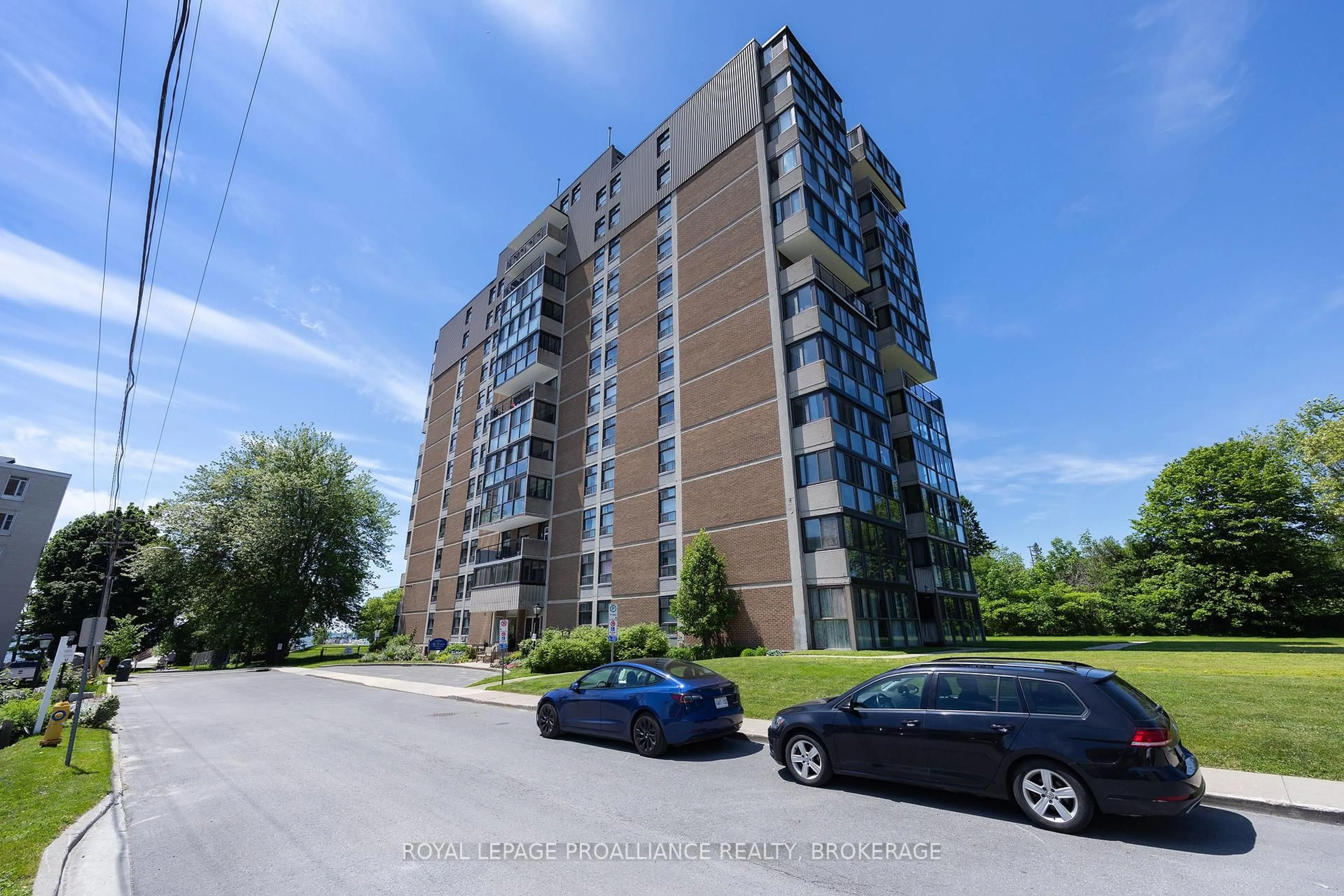 A pic from outside/outdoor area/front of a property/back of a property/a pic from drone, building for 2 Mowat Ave #806, Kingston Ontario K7M 1K1