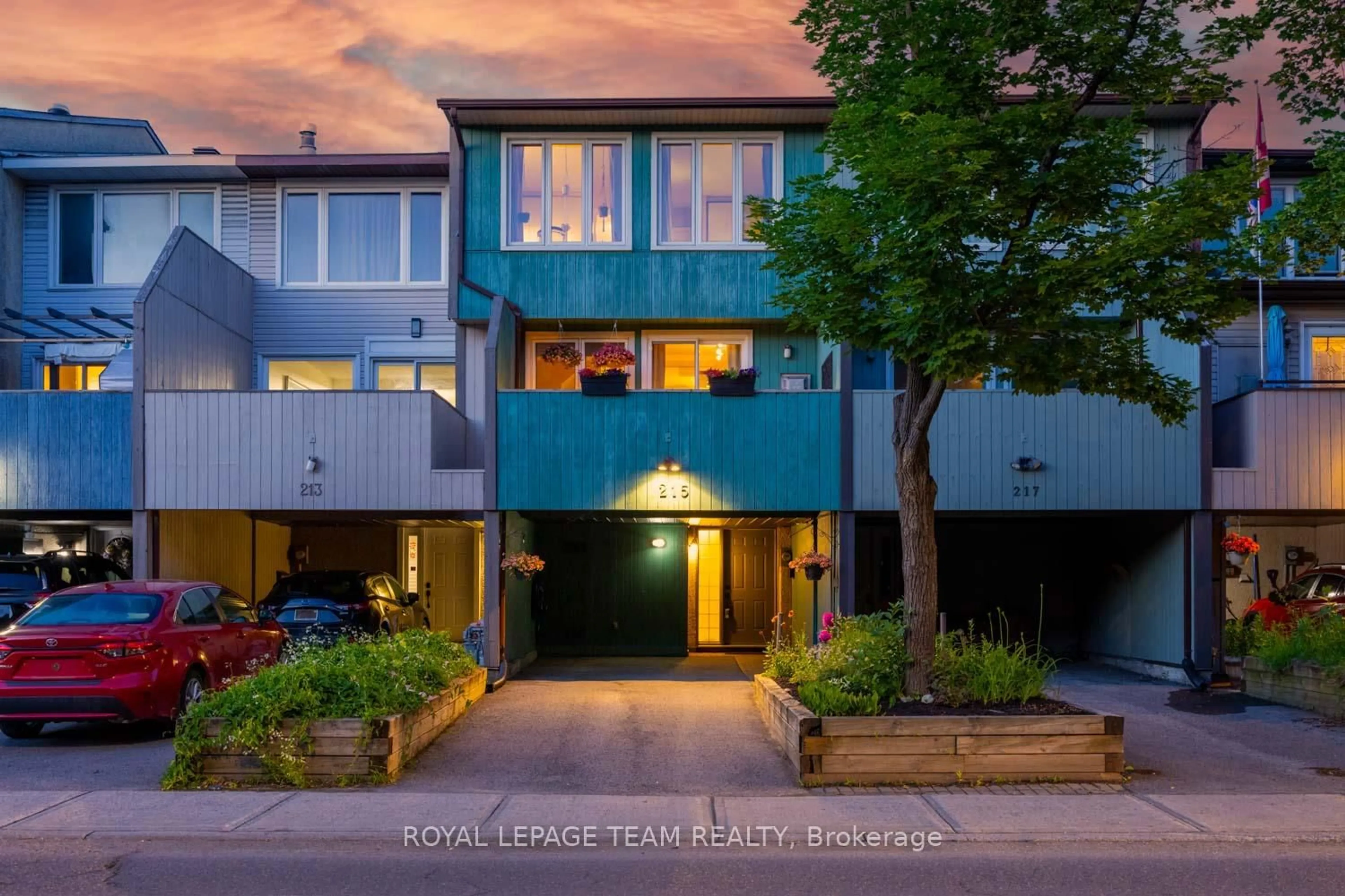 A pic from outside/outdoor area/front of a property/back of a property/a pic from drone, street for 215 Booth St, Ottawa Ontario K1R 7V4