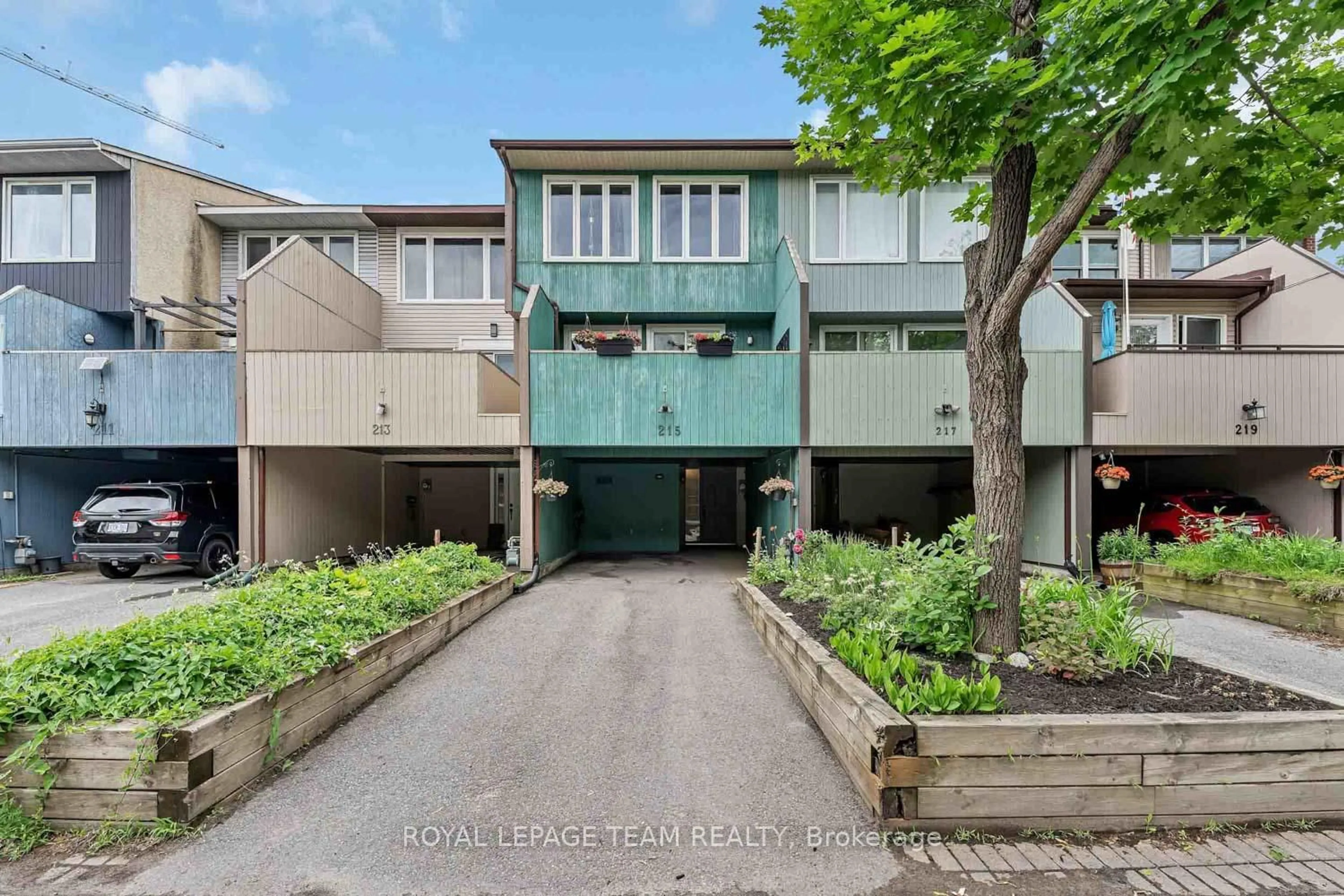 A pic from outside/outdoor area/front of a property/back of a property/a pic from drone, street for 215 Booth St, Ottawa Ontario K1R 7V4