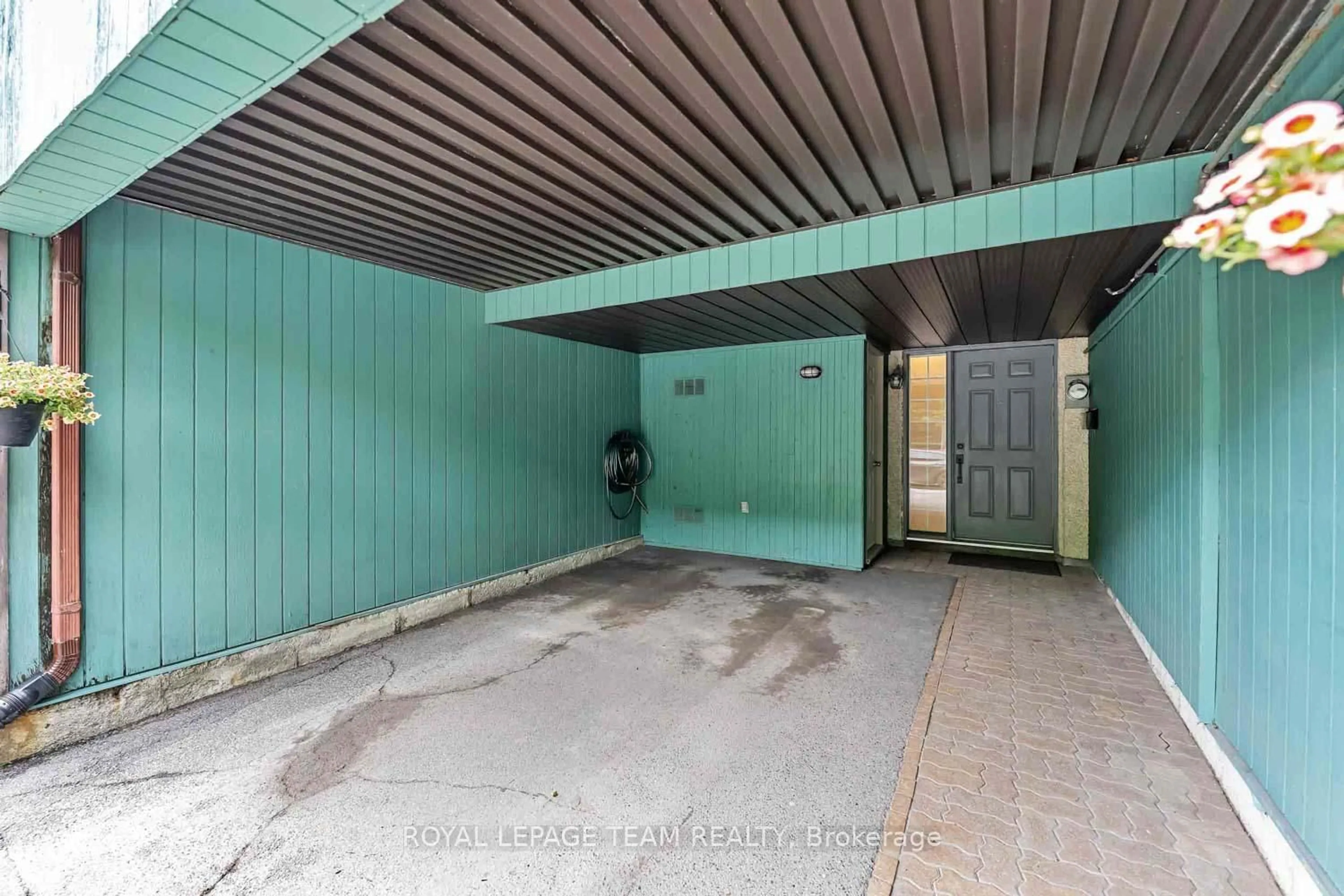 Indoor foyer for 215 Booth St, Ottawa Ontario K1R 7V4