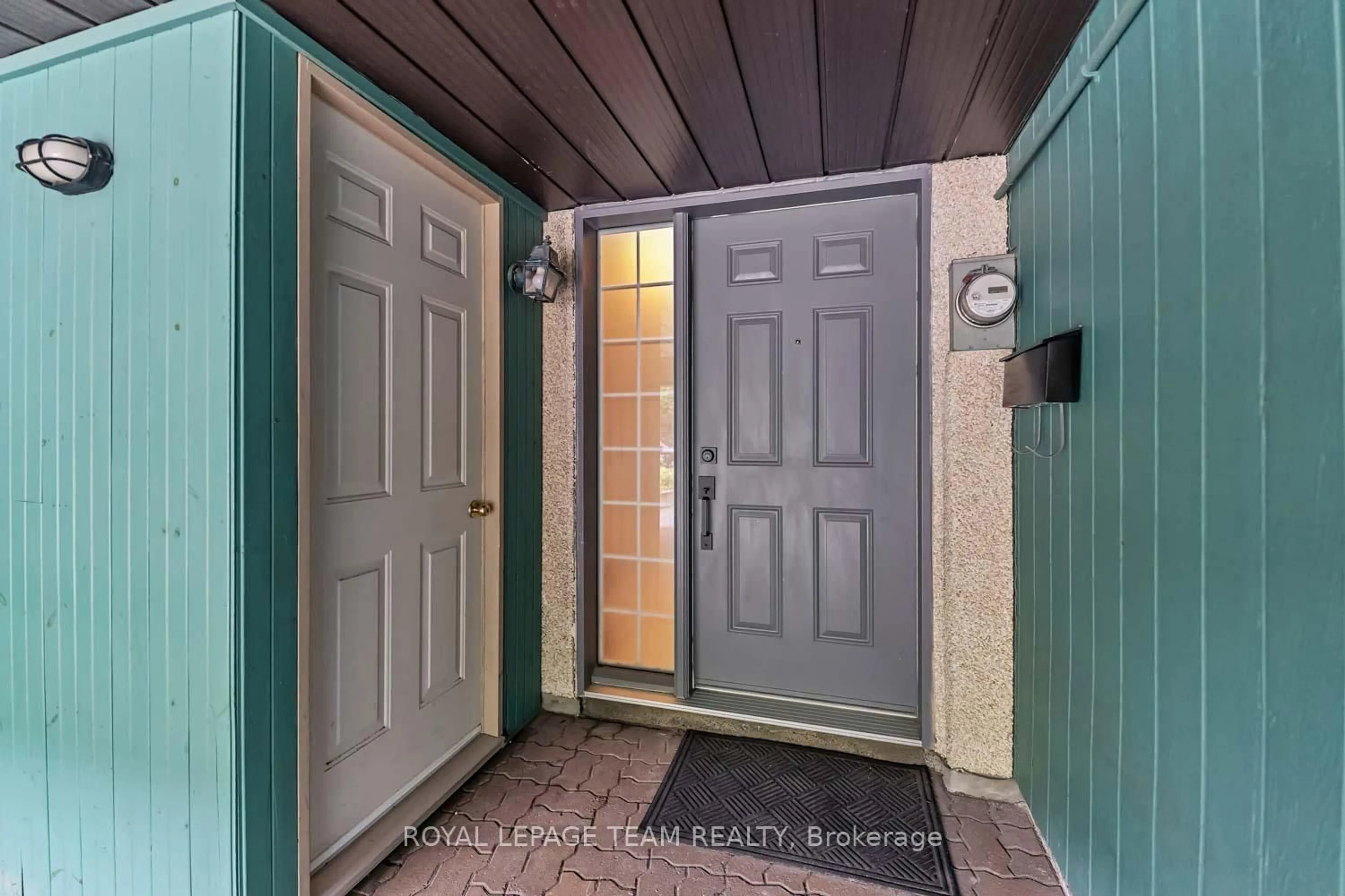 Indoor entryway for 215 Booth St, Ottawa Ontario K1R 7V4