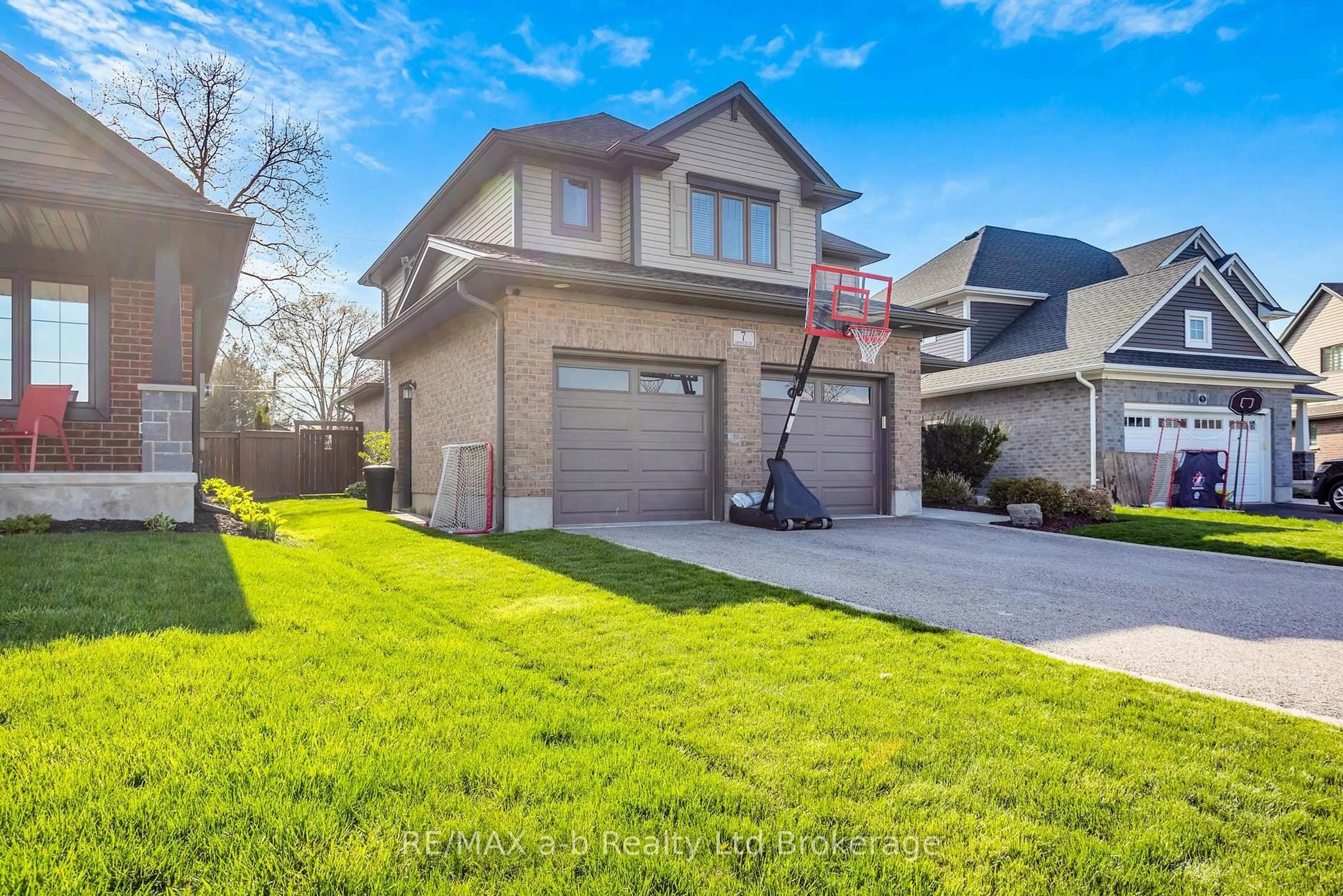 Home with vinyl exterior material, street for 7 Arnold St, Tillsonburg Ontario N4G 0G9
