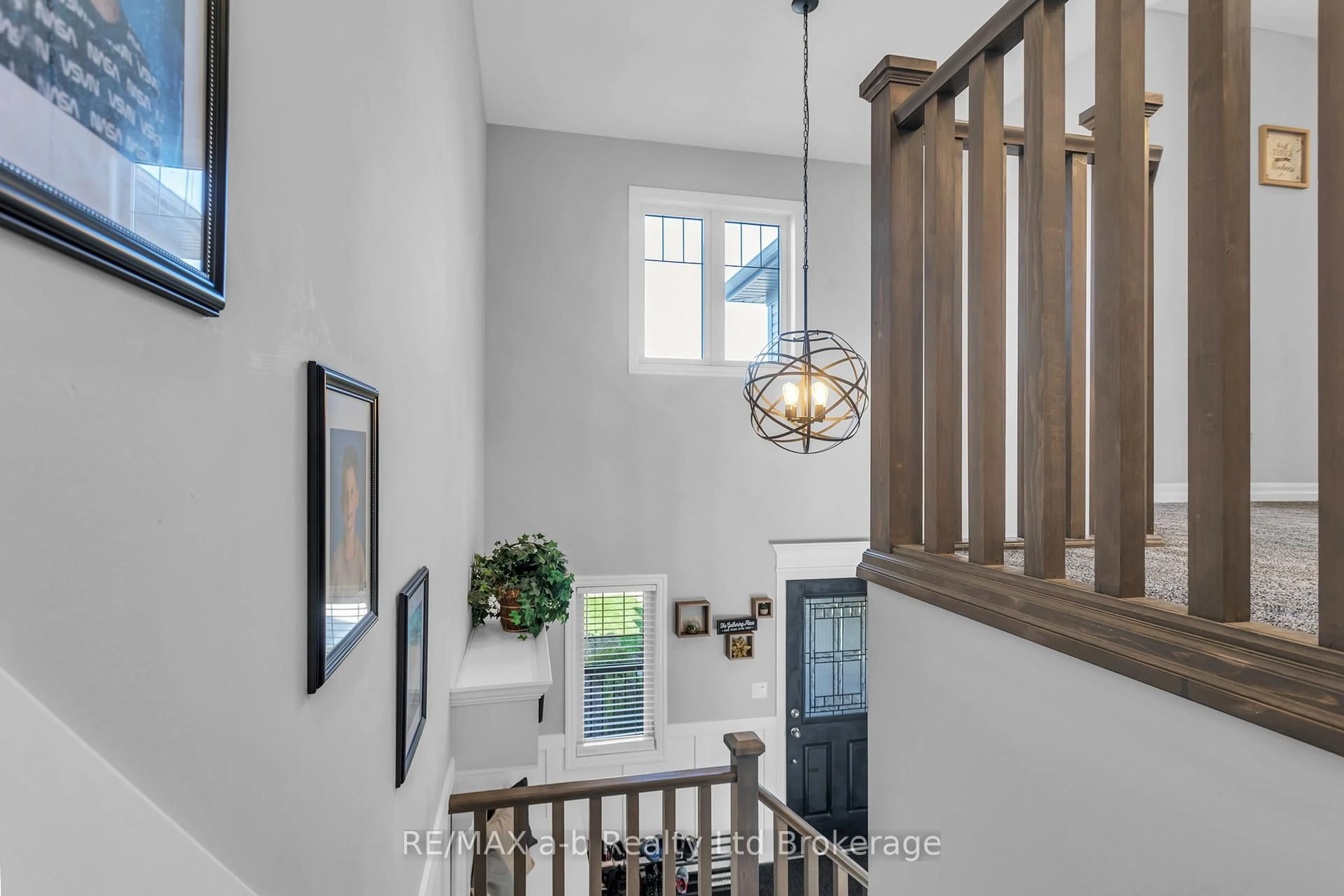 Indoor entryway for 7 Arnold St, Tillsonburg Ontario N4G 0G9